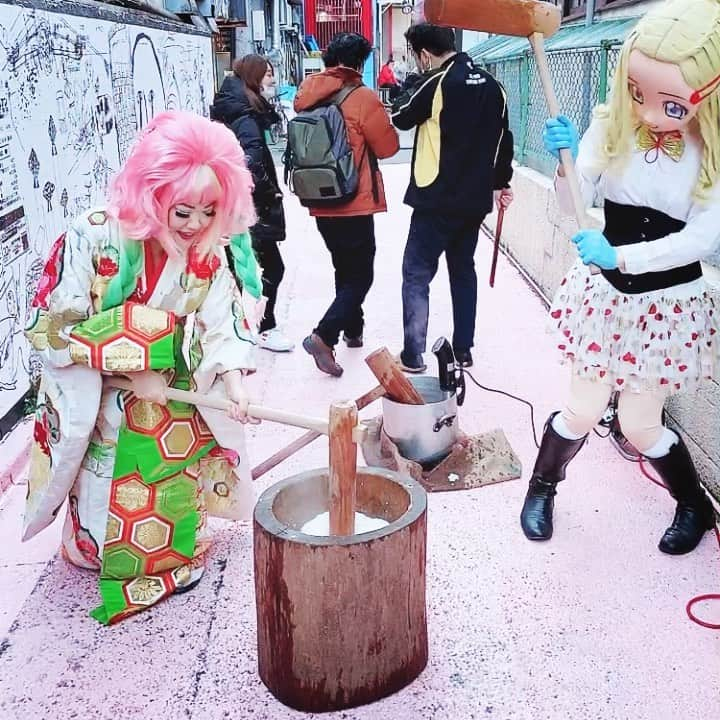 ジュン中山のインスタグラム：「Happy new year2021✨🎍⛩🌅🎉 #japanesetraditionalnewyearsevent  making mochi with @hyo105okame  Oshiruko chan 💪✨💕 It was so much fun to meet new&old friends there✨ Best wishes for a successful and rewarding year. My resolution of 2021: To become essayist and break a world record of sales of 📚. To publish my first book in Japanese and English then other languages. To visit and meet all my friends in the world 🇬🇧🇺🇸🇫🇷🇦🇺🇦🇹🇪🇸🇩🇪🇹🇭🇸🇬🇭🇰and do my book signing party 🎊  I wanna be like a Japanese J.K.Rowling✍️🙏🤩 #newyear2021 #resolution #dreamcometrue #whenwillibefamous #whenwillibeloved #恋柱コスプレ #damonslayercosplay #lgbt #ageofaquarius #dragqueen #faghag #clubkids #nyclegendary #teamキャラ立ちすぎ」