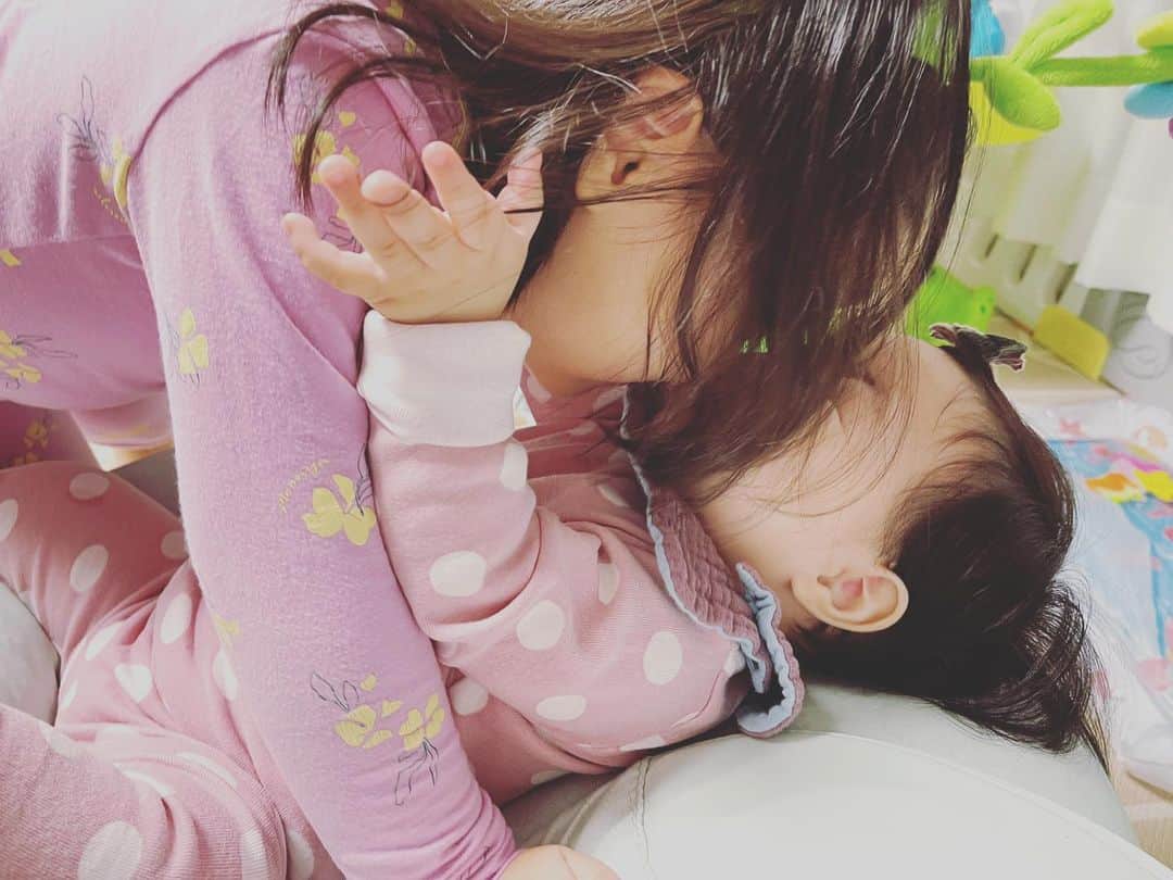 イ・ユンジのインスタグラム：「자격이 있었으면 좋겠다. #엄마자격 #부모자격 나도 부족하지만 적어도 너희들을 내몸보다사랑함에자신한다.  어젯밤 사람들을 분노캐한 사건이 방송에나오며 온통밤이 화와 눈물이었던걸로 안다.  세상일 분노할일이 한두개겠느냐 침착해보려지만 외면하면 안되는것들이 있다.  그것이 누구이든, 사람중에,  엄마에게서 나지 않은사람이 없다.  엄마는 중요하다. 태어남과 길러짐이 모두 엄마에게서 일어나는데 모든 양육자는 엄마가 되며 엄마가 아이를 만들고 아이가 세상을 만든다.  여기, 무력한 엄마한사람은 그저 사랑에만 자신있을뿐 다른힘은 없지만.  정인아, 미안하다. 사죄한다.  그곳에는 악함을 마주하지말며 온통 웃음뿐이기를 기도한다. 암 너는 그럴것이다. 아가.  #정인아미안해」