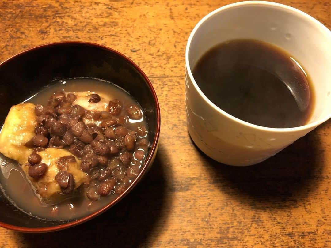 職人.comさんのインスタグラム写真 - (職人.comInstagram)「朝食はバナナ入りぜんざいとコーヒーでした。安比塗漆器工房の器に入れたら持ち手が熱くなりにくいので大変おすすめです。口当たりも抜群で、ここ2〜3年当店スタッフが結婚祝いに最も推奨する商品でもあります。コーヒー豆は12年弱愛飲している京都・玉屋珈琲店の有機スペシャルです。 @shokunincom   #職人ドットコム #京都市 #キッチン用品 #調理道具 #料理道具 #台所道具 #手仕事 #暮らしの道具 #暮らしを楽しむ #工芸品 #民芸 #民藝 #器のある暮らし #焼き物 #安比塗 #安比塗り #安比塗漆器工房 #セラミックジャパン #ぜんざい #星座マグ #玉屋珈琲店」1月3日 11時19分 - shokunincom