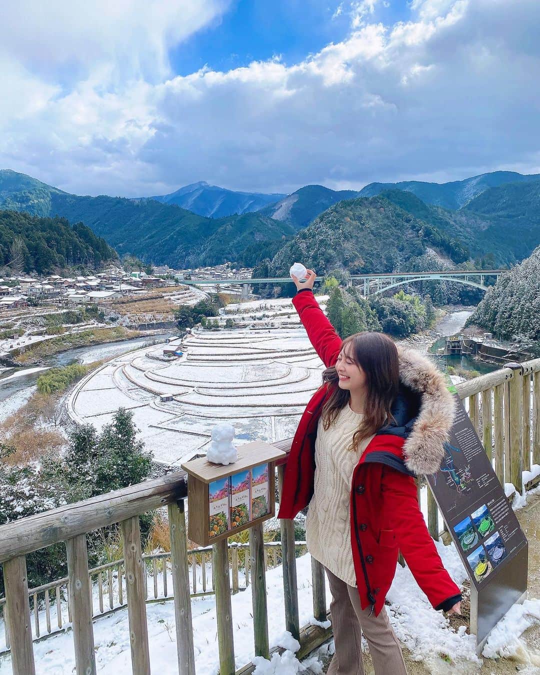 本谷紗己さんのインスタグラム写真 - (本谷紗己Instagram)「緑が美しい時期には何度か 行ったことがありますが みんなが投稿している写真でしか まだ見たことがなかった #あらぎ島　の冬景色❄️☃️ 雪だるま⛄️は誰かが作って置いてあったものです☃️✨✨ 絶景✨✨✨✨  #日本の棚田百選 #insta_wakayama  #wakayama #さぴ和歌山 #和歌山 #ポジティブアクティブアグレッシブ #棚田」1月3日 11時21分 - sappyon38
