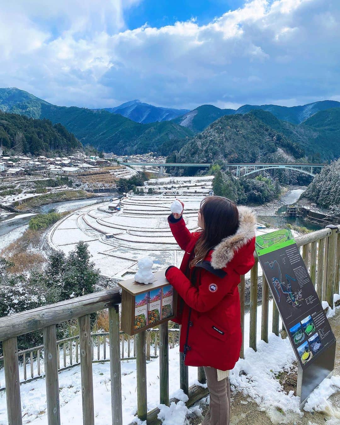 本谷紗己さんのインスタグラム写真 - (本谷紗己Instagram)「緑が美しい時期には何度か 行ったことがありますが みんなが投稿している写真でしか まだ見たことがなかった #あらぎ島　の冬景色❄️☃️ 雪だるま⛄️は誰かが作って置いてあったものです☃️✨✨ 絶景✨✨✨✨  #日本の棚田百選 #insta_wakayama  #wakayama #さぴ和歌山 #和歌山 #ポジティブアクティブアグレッシブ #棚田」1月3日 11時21分 - sappyon38