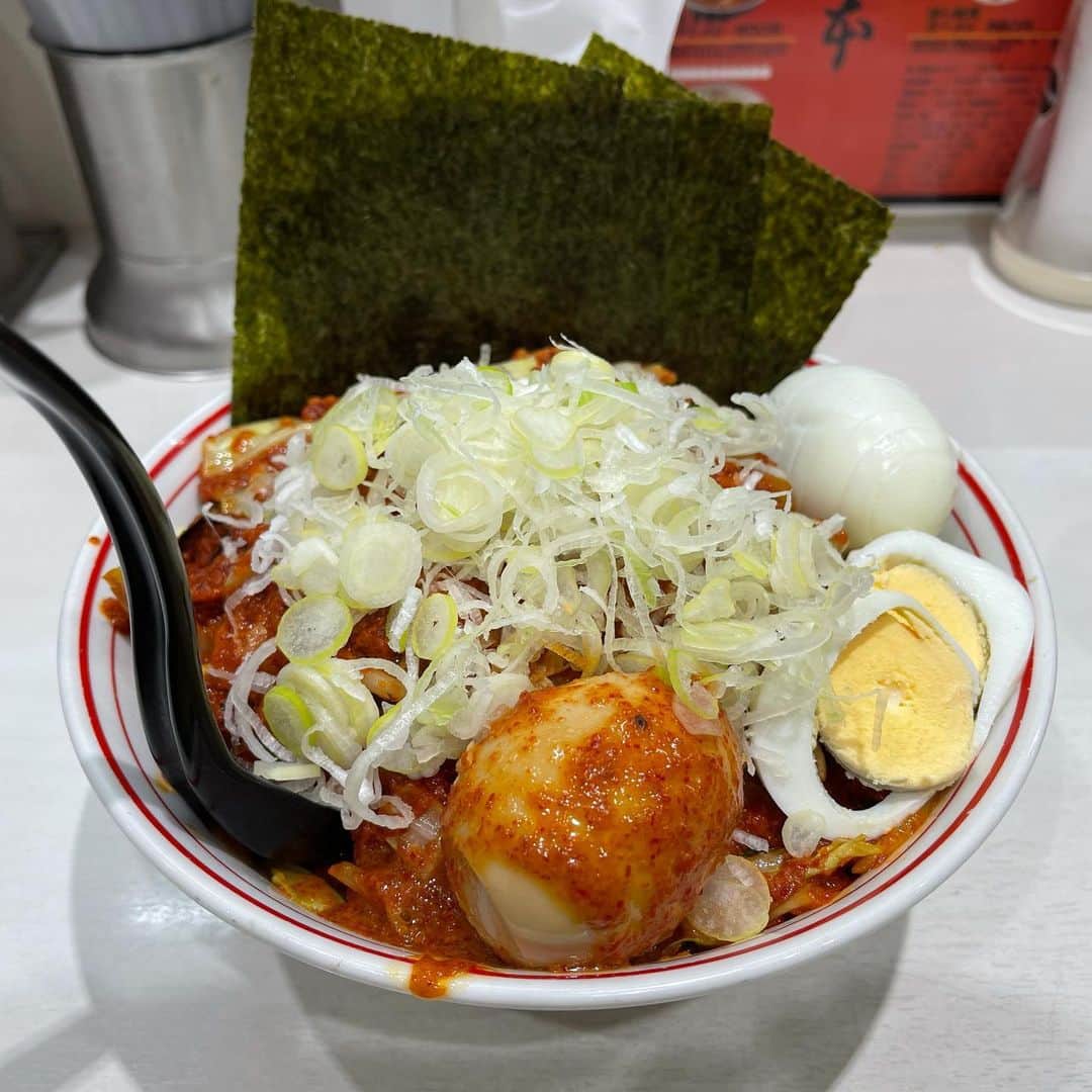 rasuさんのインスタグラム写真 - (rasuInstagram)「蒙古タンメン中本川崎店 北極やさいシャキシャキ10倍麺半分 北極味玉ゆでたまごネギほうれん草海苔  中本さん初めに行ってきました٩( ᐛ )و 久しぶりに伊東店長のタイミング！  唐辛子が濃い！！ 混ぜる前から粘度がすっごい(´ﾟωﾟ｀)  熱々の良い辛さで最高の中本さん初めでした！  中旬からの海老味噌北極なる限定が気になる……  #蒙古タンメン中本 #蒙古タンメン中本川崎店 #北極やさいシャキシャキ #ラーメン #旨辛」1月3日 11時24分 - rashu_eat