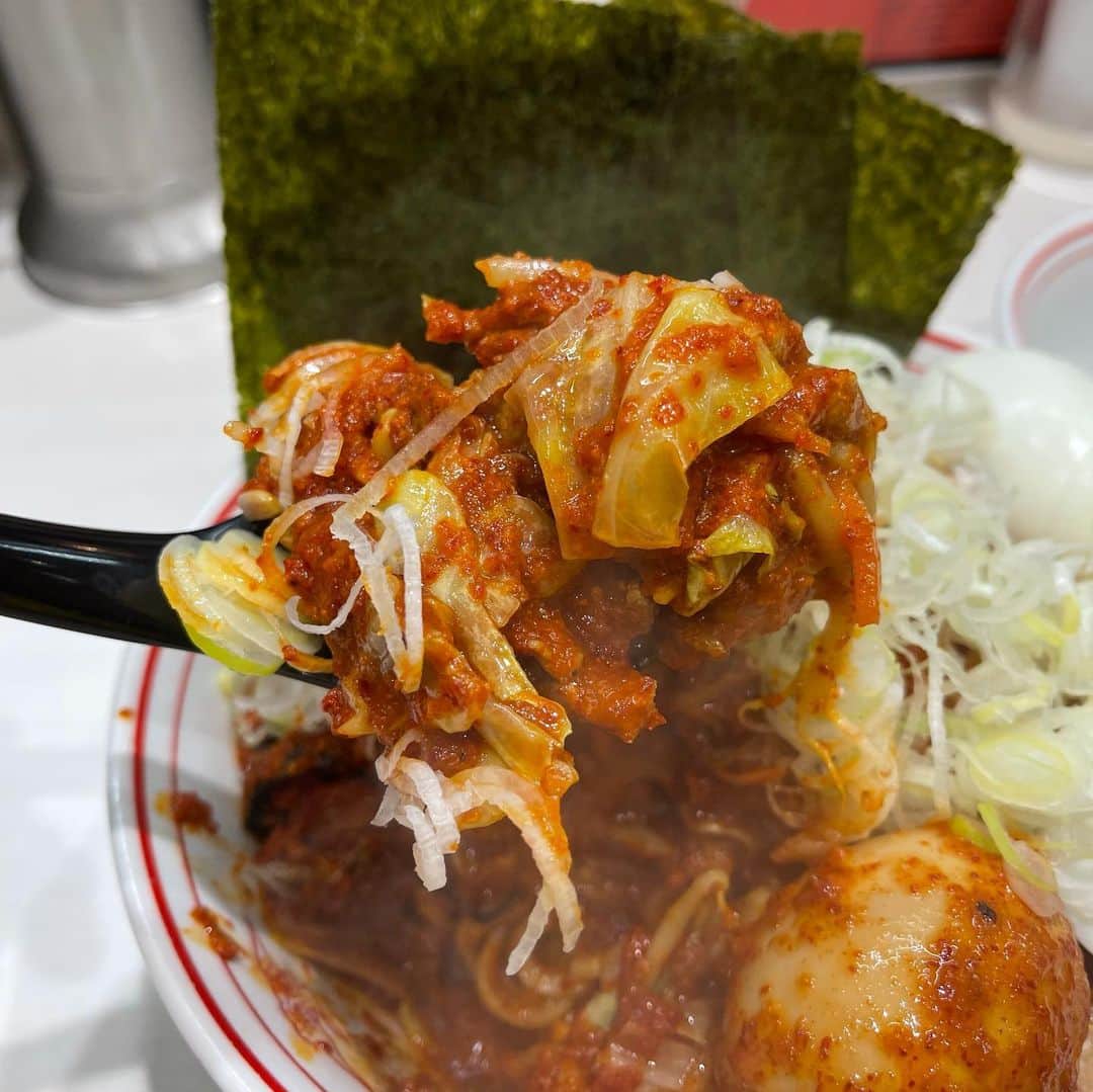 rasuさんのインスタグラム写真 - (rasuInstagram)「蒙古タンメン中本川崎店 北極やさいシャキシャキ10倍麺半分 北極味玉ゆでたまごネギほうれん草海苔  中本さん初めに行ってきました٩( ᐛ )و 久しぶりに伊東店長のタイミング！  唐辛子が濃い！！ 混ぜる前から粘度がすっごい(´ﾟωﾟ｀)  熱々の良い辛さで最高の中本さん初めでした！  中旬からの海老味噌北極なる限定が気になる……  #蒙古タンメン中本 #蒙古タンメン中本川崎店 #北極やさいシャキシャキ #ラーメン #旨辛」1月3日 11時24分 - rashu_eat