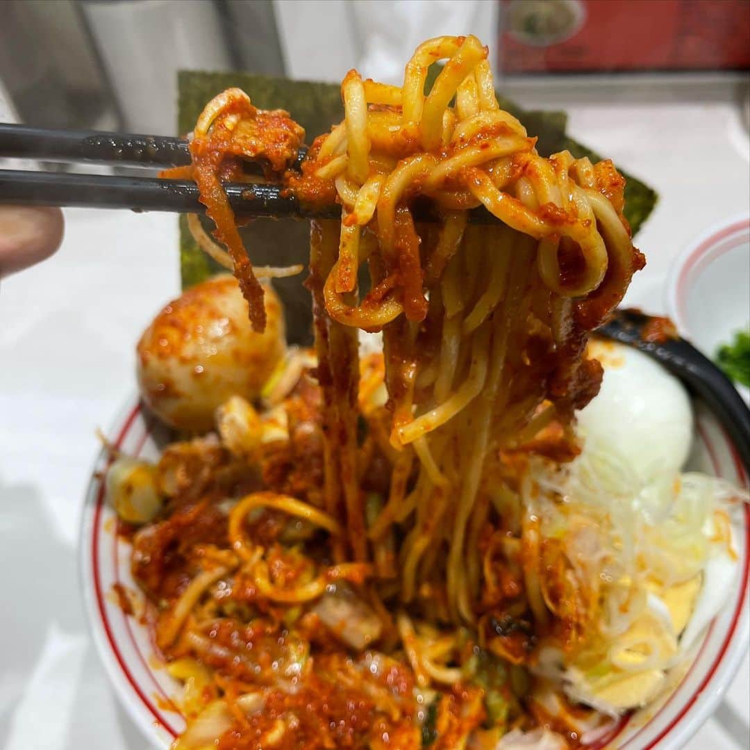 rasuさんのインスタグラム写真 - (rasuInstagram)「蒙古タンメン中本川崎店 北極やさいシャキシャキ10倍麺半分 北極味玉ゆでたまごネギほうれん草海苔  中本さん初めに行ってきました٩( ᐛ )و 久しぶりに伊東店長のタイミング！  唐辛子が濃い！！ 混ぜる前から粘度がすっごい(´ﾟωﾟ｀)  熱々の良い辛さで最高の中本さん初めでした！  中旬からの海老味噌北極なる限定が気になる……  #蒙古タンメン中本 #蒙古タンメン中本川崎店 #北極やさいシャキシャキ #ラーメン #旨辛」1月3日 11時24分 - rashu_eat