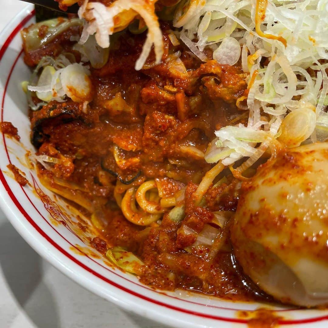 rasuさんのインスタグラム写真 - (rasuInstagram)「蒙古タンメン中本川崎店 北極やさいシャキシャキ10倍麺半分 北極味玉ゆでたまごネギほうれん草海苔  中本さん初めに行ってきました٩( ᐛ )و 久しぶりに伊東店長のタイミング！  唐辛子が濃い！！ 混ぜる前から粘度がすっごい(´ﾟωﾟ｀)  熱々の良い辛さで最高の中本さん初めでした！  中旬からの海老味噌北極なる限定が気になる……  #蒙古タンメン中本 #蒙古タンメン中本川崎店 #北極やさいシャキシャキ #ラーメン #旨辛」1月3日 11時24分 - rashu_eat