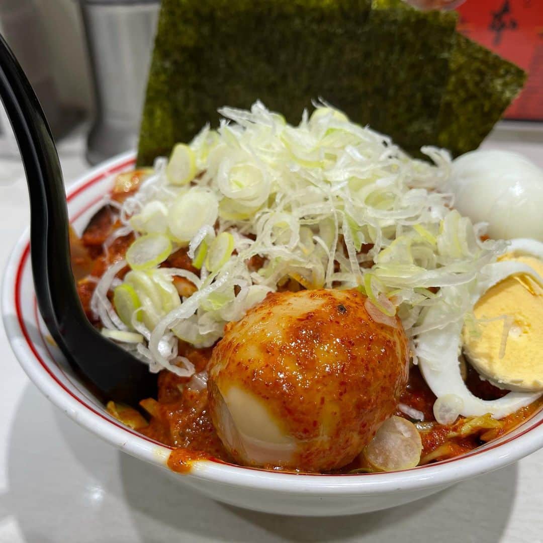 rasuさんのインスタグラム写真 - (rasuInstagram)「蒙古タンメン中本川崎店 北極やさいシャキシャキ10倍麺半分 北極味玉ゆでたまごネギほうれん草海苔  中本さん初めに行ってきました٩( ᐛ )و 久しぶりに伊東店長のタイミング！  唐辛子が濃い！！ 混ぜる前から粘度がすっごい(´ﾟωﾟ｀)  熱々の良い辛さで最高の中本さん初めでした！  中旬からの海老味噌北極なる限定が気になる……  #蒙古タンメン中本 #蒙古タンメン中本川崎店 #北極やさいシャキシャキ #ラーメン #旨辛」1月3日 11時24分 - rashu_eat