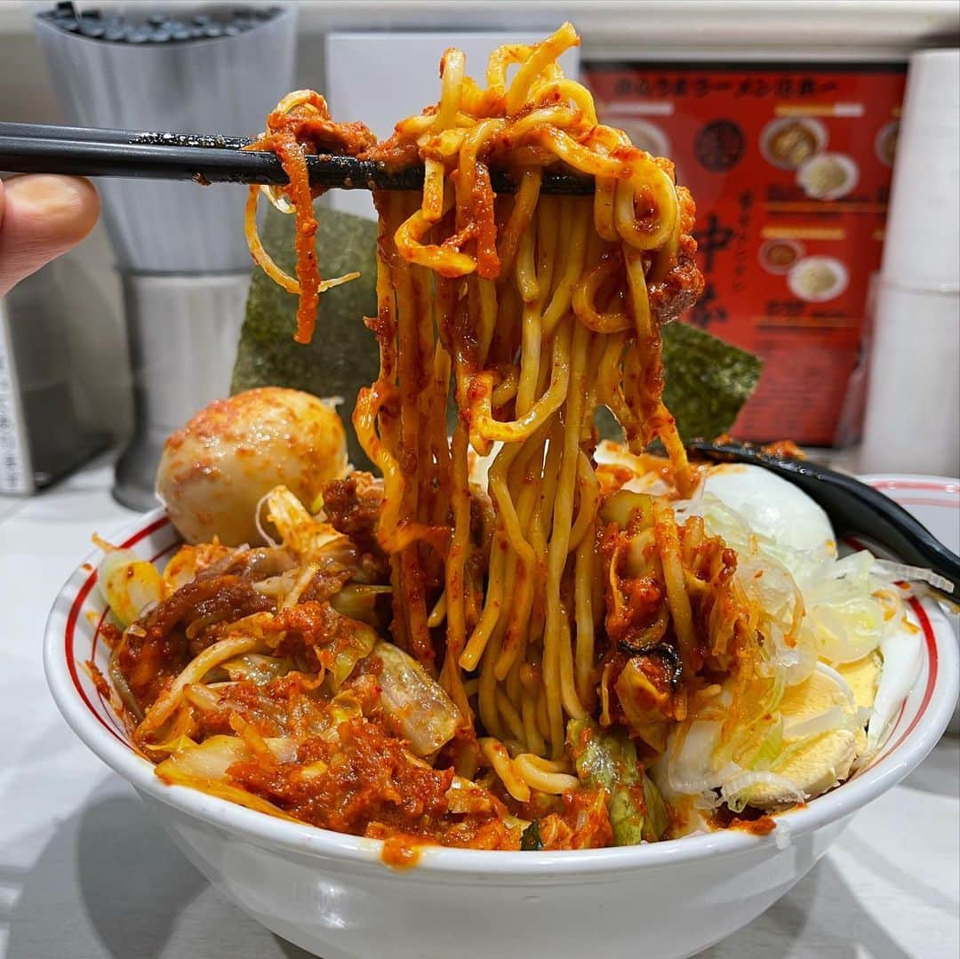 rasuさんのインスタグラム写真 - (rasuInstagram)「蒙古タンメン中本川崎店 北極やさいシャキシャキ10倍麺半分 北極味玉ゆでたまごネギほうれん草海苔  中本さん初めに行ってきました٩( ᐛ )و 久しぶりに伊東店長のタイミング！  唐辛子が濃い！！ 混ぜる前から粘度がすっごい(´ﾟωﾟ｀)  熱々の良い辛さで最高の中本さん初めでした！  中旬からの海老味噌北極なる限定が気になる……  #蒙古タンメン中本 #蒙古タンメン中本川崎店 #北極やさいシャキシャキ #ラーメン #旨辛」1月3日 11時24分 - rashu_eat