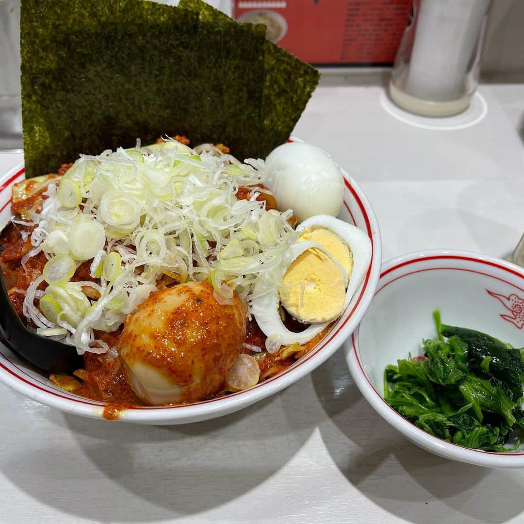 rasuさんのインスタグラム写真 - (rasuInstagram)「蒙古タンメン中本川崎店 北極やさいシャキシャキ10倍麺半分 北極味玉ゆでたまごネギほうれん草海苔  中本さん初めに行ってきました٩( ᐛ )و 久しぶりに伊東店長のタイミング！  唐辛子が濃い！！ 混ぜる前から粘度がすっごい(´ﾟωﾟ｀)  熱々の良い辛さで最高の中本さん初めでした！  中旬からの海老味噌北極なる限定が気になる……  #蒙古タンメン中本 #蒙古タンメン中本川崎店 #北極やさいシャキシャキ #ラーメン #旨辛」1月3日 11時24分 - rashu_eat