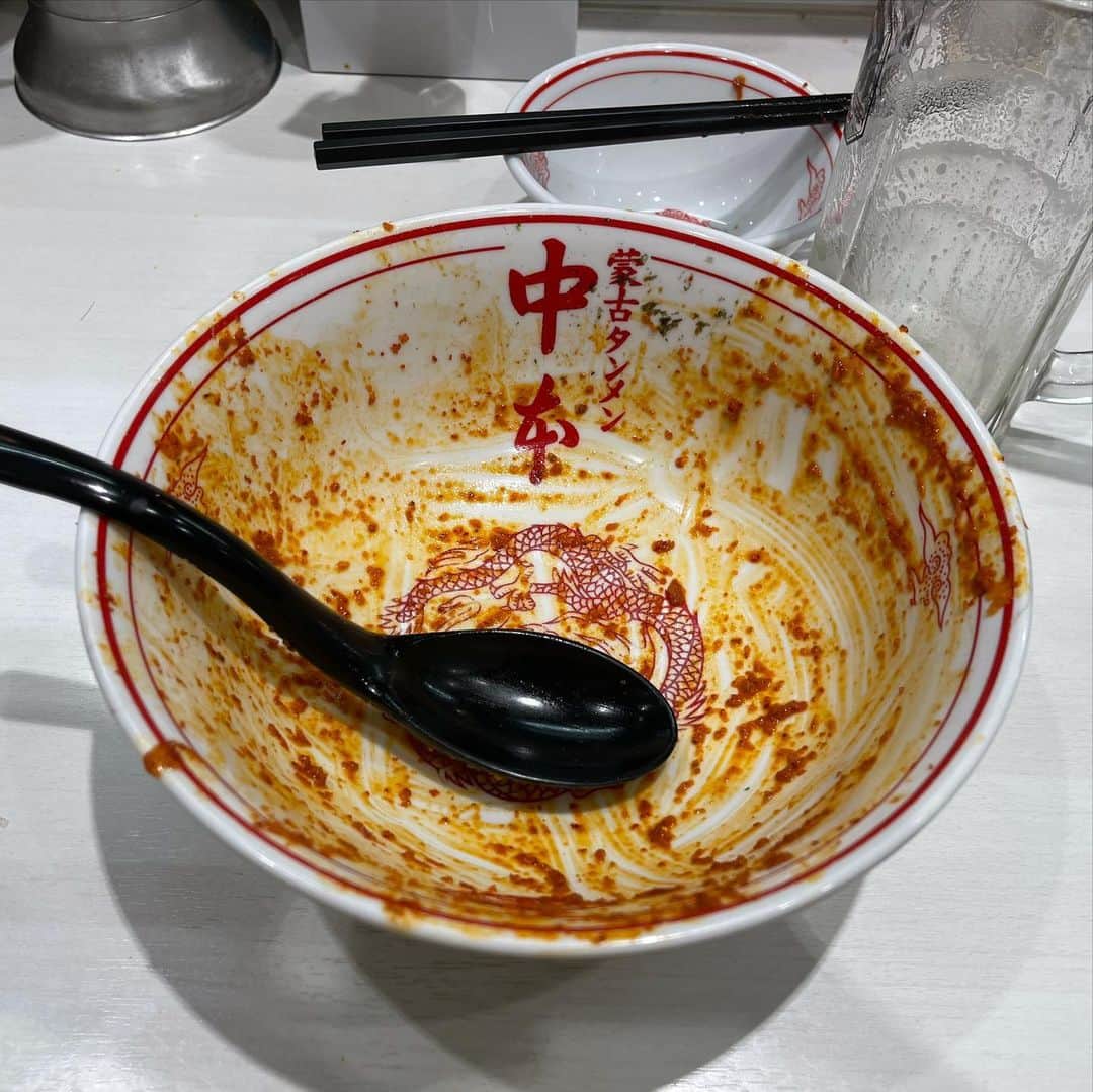 rasuさんのインスタグラム写真 - (rasuInstagram)「蒙古タンメン中本川崎店 北極やさいシャキシャキ10倍麺半分 北極味玉ゆでたまごネギほうれん草海苔  中本さん初めに行ってきました٩( ᐛ )و 久しぶりに伊東店長のタイミング！  唐辛子が濃い！！ 混ぜる前から粘度がすっごい(´ﾟωﾟ｀)  熱々の良い辛さで最高の中本さん初めでした！  中旬からの海老味噌北極なる限定が気になる……  #蒙古タンメン中本 #蒙古タンメン中本川崎店 #北極やさいシャキシャキ #ラーメン #旨辛」1月3日 11時24分 - rashu_eat