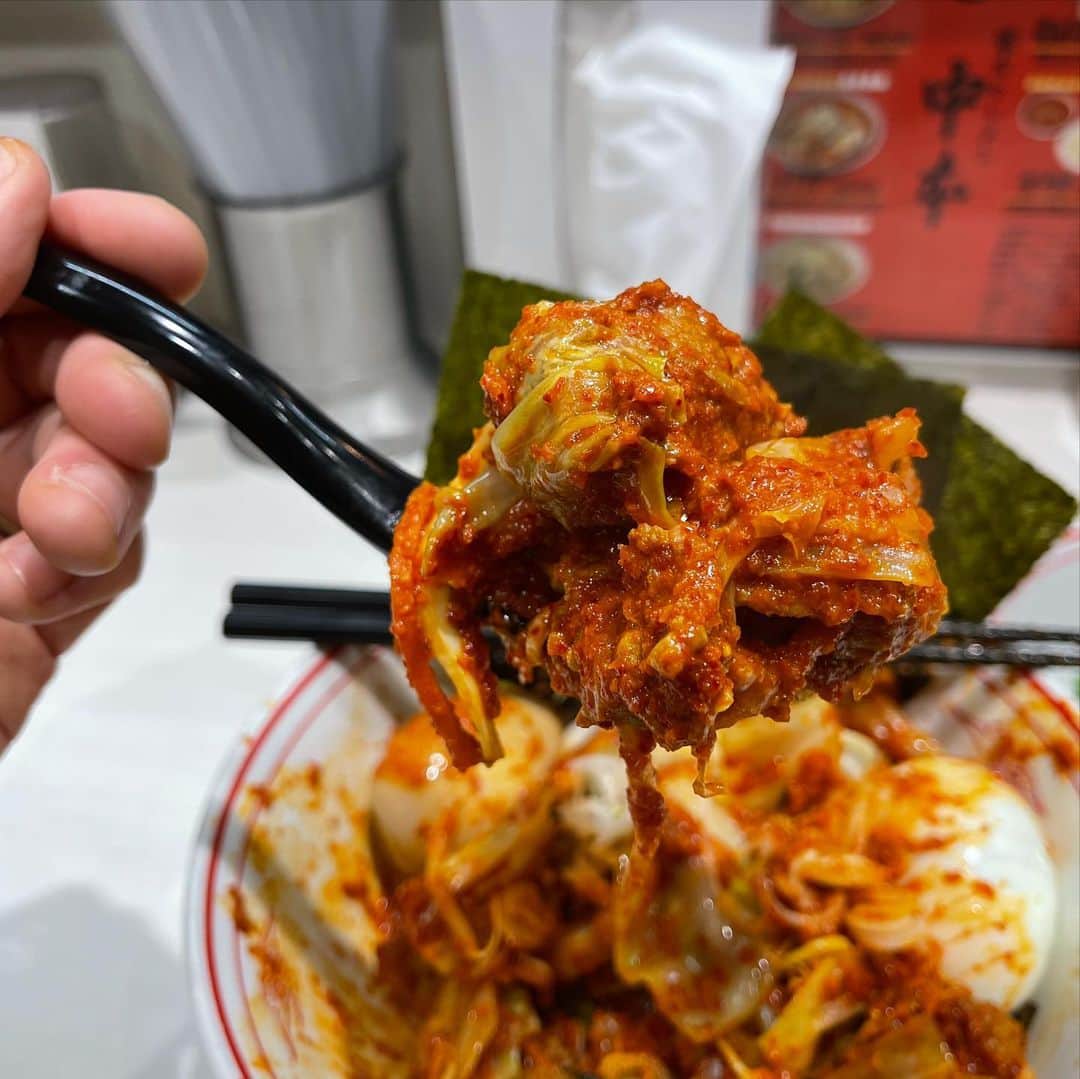rasuさんのインスタグラム写真 - (rasuInstagram)「蒙古タンメン中本川崎店 北極やさいシャキシャキ10倍麺半分 北極味玉ゆでたまごネギほうれん草海苔  中本さん初めに行ってきました٩( ᐛ )و 久しぶりに伊東店長のタイミング！  唐辛子が濃い！！ 混ぜる前から粘度がすっごい(´ﾟωﾟ｀)  熱々の良い辛さで最高の中本さん初めでした！  中旬からの海老味噌北極なる限定が気になる……  #蒙古タンメン中本 #蒙古タンメン中本川崎店 #北極やさいシャキシャキ #ラーメン #旨辛」1月3日 11時24分 - rashu_eat