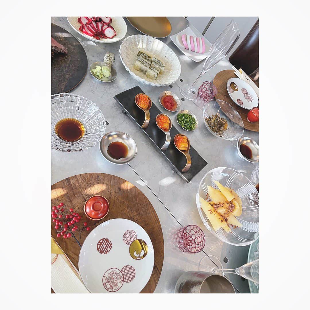 百々千晴さんのインスタグラム写真 - (百々千晴Instagram)「今年は人生で初めての東京での お正月🎍  田舎に帰ってるとお節料理が自動的に用意されていて。縁起物だからなんとなく、ちゃんと食べて。って。してたけど。 なんとなく。が、感謝。って感じるお正月でもあり。  そんな中、 @kawakitayusuke さんが 食べに来れば？ってさりげなく誘ってくださり @megumi_kanzaki  さんのお料理を食べられるお正月になるという2021年の幕明け。 縁起がいいとしかいいようのない🎍  写真にすこーし写ってるローストビーフが半端じゃなかった🤭 #生まれて初めての食感だった #いちいち食べ始める前に #それはトリュフ塩 #とか #それはポン酢に薬味いれて #とか #それはこのお皿 #とか #いちいち #お父さんお母さんに  #食べ始める前に 🤣 実家に帰ってる気分になったのも、ほっこりしたの。  #写真に写ってないけど #フグ #ローストビーフ #豚しゃぶ　←これ激うますぎて気絶した #ガトーショコラ　←アイスクリーム添え  もー1年分の高級料理食べ尽くした  帰れなくてもいいことあるね👘  感謝をダブルで感じる謹賀新年🌅  #実家に感謝 #東京の友人にも感謝 #おしょうがつ」1月3日 11時31分 - dodo_chiharu