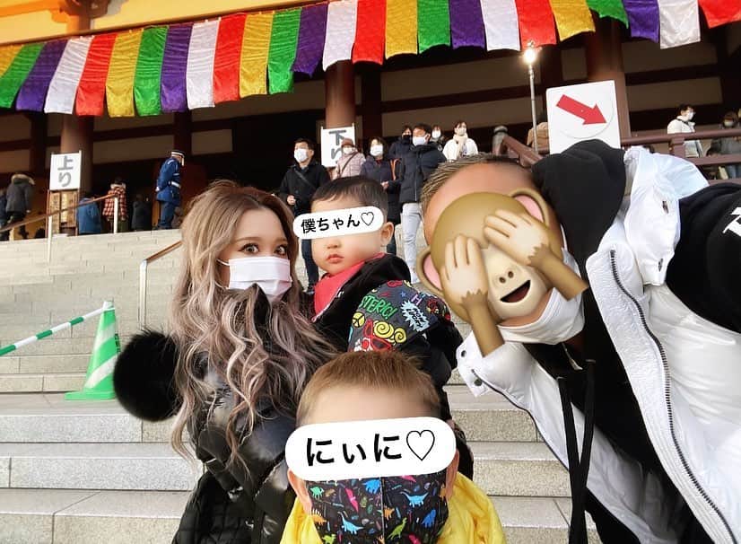 のインスタグラム：「. 毎年行ってる神社に 今年も初詣行けた⛩🎍 . 夕方に行ったから 人少なくて密にならず！！ １年ぶりに屋台の物食べた🍴 今年は夏祭りどうかな😨 . 毎年熊手買ってたけど 今年は達磨にしてみた❤︎ おまけで子供達に ミニ達磨くれたから 目標を言ってにぃにが 目を入れてくれた👦🏼💕 . 今年も良い１年に なりますよーに🙏✨ . . #初詣#家族#達磨」