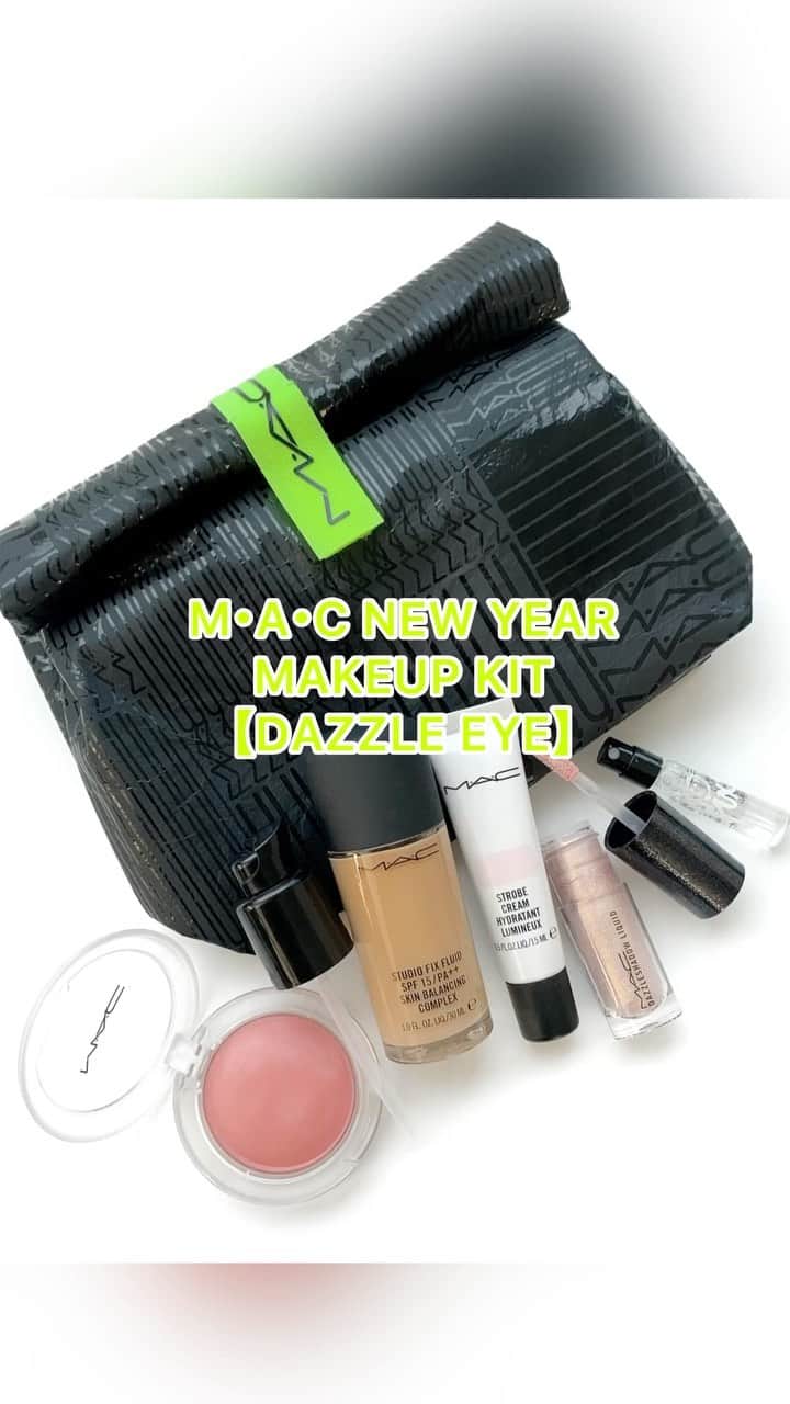 M∙A∙C Cosmetics Japanのインスタグラム：「2021年ラッキーバッグ✨ M·A·Cで人気のアイテムが揃った3種のラッキーバッグが登場✨ 新年に相応しい豪華なキットを見逃さないで！  ㅤ ＼税込14,000円相当！／ ■M·A·C ニュー イヤー メイクアップ キット 【ダズル アイ】 (税込9,680円) 【内容】 ・スタジオ フィックス フルイッド SPF 15（30mL）: NC25 ・ストロボクリーム ピンクライト（15mL） ・グロー プレイ ブラッシュ（7.3g）: チアー アップ  ・ダズルシャドウ リキッド（4.6g）: エブリ デイ イズ サンシャイン ・M·A·C プレップ プライム フィックス+（2.5g） ・オリジナルポーチ ※サイズ: H160 X W180 X D50MM  ㅤ ＜発売情報＞ ☑︎一部店舗*限定発売 *伊勢丹 新宿本店、阪急うめだ本店、西武池袋本店、三越伊勢丹化粧品オンラインストア meeco、阪急百貨店公式コスメ通販サイト﻿ HANKYU BEAUTY ONLINE、西武・そごう公式ショッピングサイトサイト e.デパート、公式オンラインサイト」