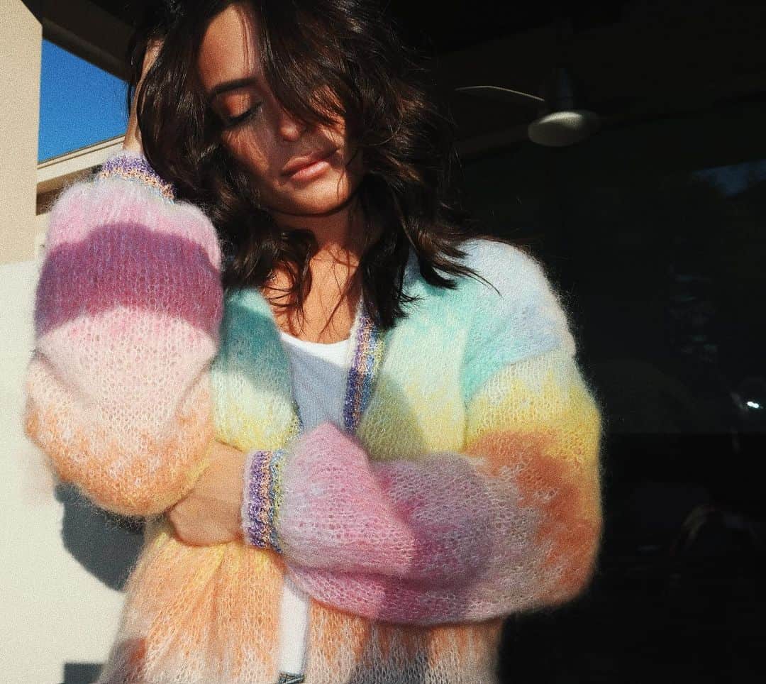 Ana Brenda Contrerasのインスタグラム：「What the world needs now is love sweet love 💕🧡💛 #2021」