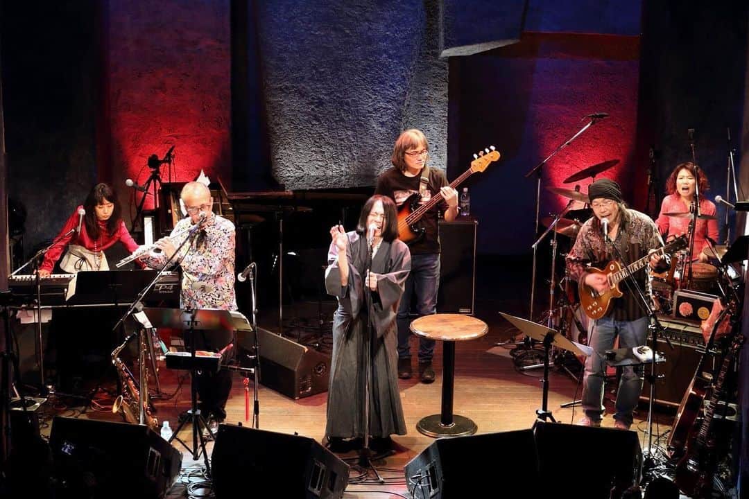 町田康のインスタグラム：「公演延期のお知らせ。 此の度私どものメンバーから感染者が出ました(そこで検査を受けたところ私は陰性でした)。 よって本日1月3日、スターパインズカフェで開催予定だった「汝新年会」を中止し、3月4日に振り替えて公演することにいたします。 払い戻しについては追ってご案内いたします。かかる折から皆様におかれましては何卒ご自愛くださいますようお願い申し上げます。」