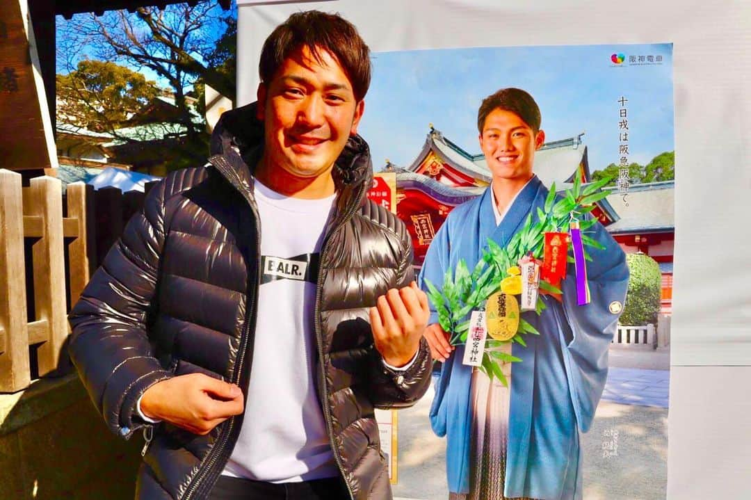 高野圭佑のインスタグラム：「改めまして あけましておめでとうございます  西宮神社に参拝行ってきました 2年も関西に居て初めて行かせて貰いました  福男で有名なスタート地点とゴールの境内で新年の写真を撮ったのですが  帰り際に西純矢くんに会ったのでこちらを載せさせて貰いました　　  可愛い広島の後輩です　 皆さん応援して下さい^_^  余談ですが🙆‍♂️ この写真撮る時、おじいちゃん阪神ファンに話しかけられて「西のファンなんか!!?」と聞かれたので(笑)  「全員好きやし良い人ばかりですよ」 と話させて貰いました。  ちなみにおじいちゃんは熱血な糸原ファンだそうで来年のタイガースの展望を5分くらいお話下さりました👍  改めてプロ野球はファンの方に 支えられてるのだなと思いました  高野圭佑も頑張ります 本年も宜しくお願いします🤲　  #あけましておめでとうございます #高野圭佑 #西純矢 #阪神タイガース #千葉ロッテマリーンズ」