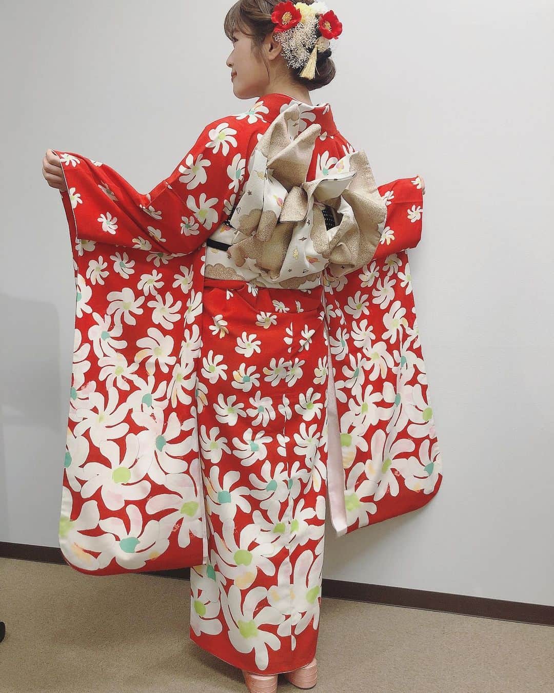 渋谷凪咲さんのインスタグラム写真 - (渋谷凪咲Instagram)「『#ノゾキミみんなのお正月』 . 生放送ありがとうございました🐮🍊 . . そして、とっても素敵な お着物を着せて頂きました〜👘✨ . 私は、お花が好きで、赤色好きで、 緑と青も好きで、、、 . 好きがぎゅ〜っと詰まったお着物でしたっ🐮♪ふふ . . そして、スタジオもとっても楽しくて、 もう幸せい〜ぱいです♪ . . 皆さんも、素敵なお正月を お過ごし下さいませ〜🎍🍊 . . #着物 #着物ヘアアレンジ #ヘアアレンジ #おだんごヘア #晴れ着 #赤 #お花 #お正月」1月3日 11時45分 - nagisa_nikoniko