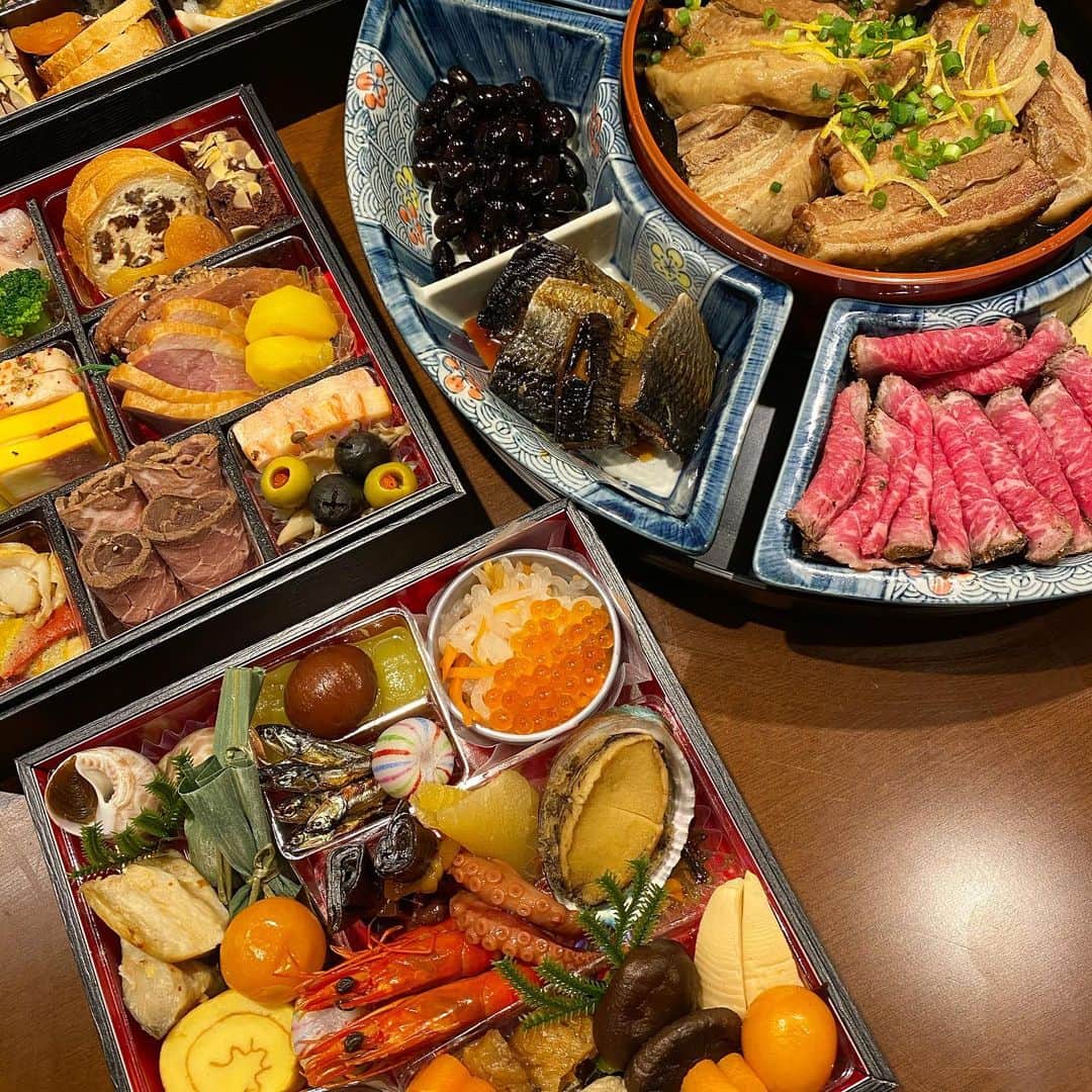 姫野れみのインスタグラム：「遅ればせながら、 あけましておめでとうございます🎍！ お互いの実家でまったり過ごして 美味しいお料理をたくさん食べたお正月でした😌  本年も石毛家を宜しくお願い致します🙇🏼‍♀️」