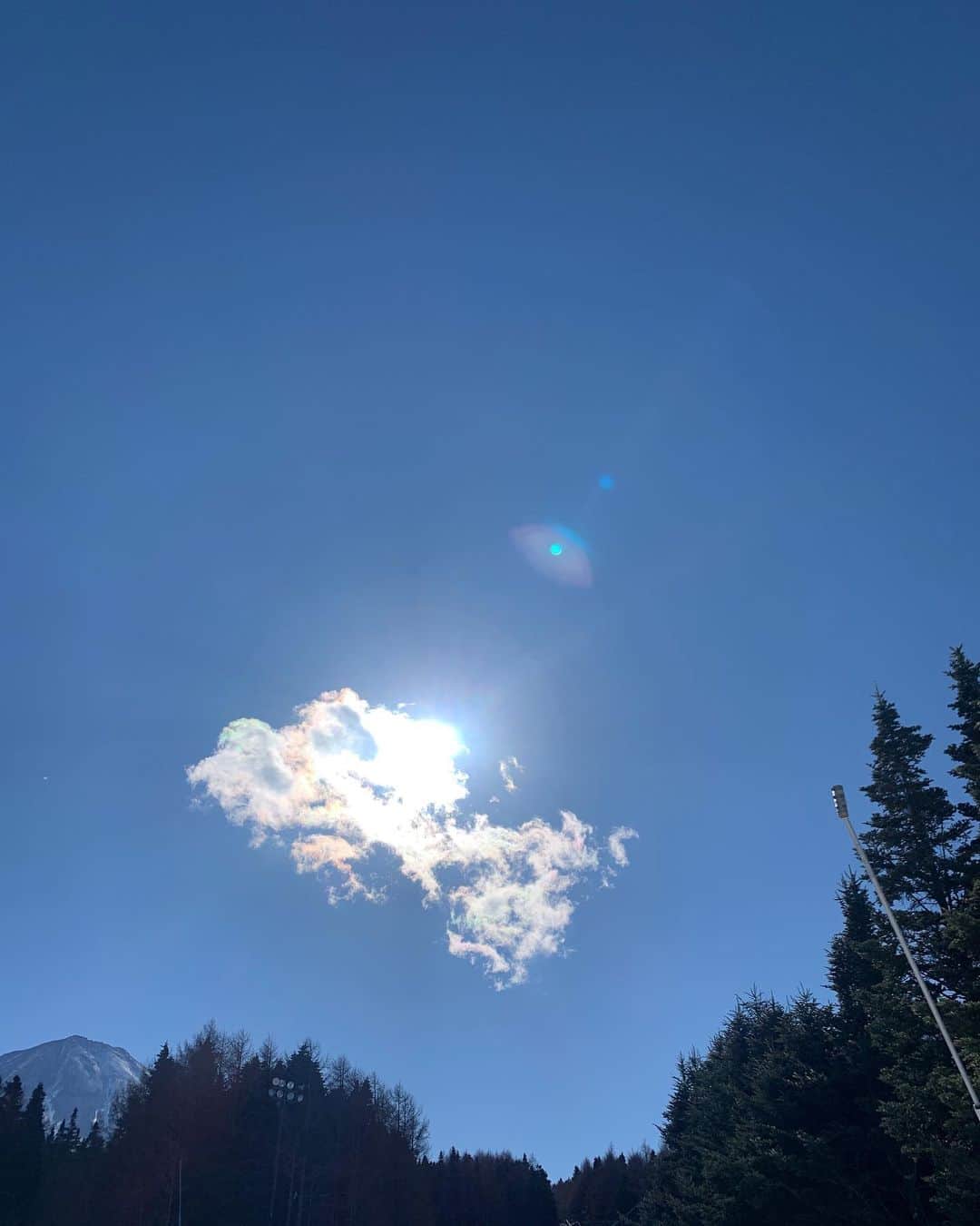 AYUMIさんのインスタグラム写真 - (AYUMIInstagram)「空を見上げると 虹色の彩雲が🌈左に富士山🗻  自然、光、水にも感謝し 大切にして生きたい💫  #2021お正月 #彩雲 #自然 #光 #水 #今日という日にも感謝して」1月3日 11時56分 - ayumiayunco
