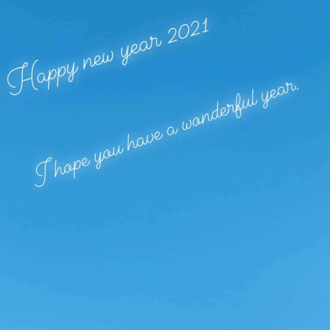 菜那くららさんのインスタグラム写真 - (菜那くららInstagram)「＊🐮✨🎍﻿ ﻿ 明けましておめでとうございます🐮💫﻿ ﻿ 2021年、﻿ 皆さまにとって﻿ 幸せが沢山訪れますように💞﻿ ﻿ 元旦から毎日、空が澄んでて﻿ 気持ちが晴れやかです🌅﻿ ﻿ 本年も宜しくお願い致します😌🍀﻿ ﻿ ﻿ ﻿ #2021#丑年#謹賀新年﻿ #健康第一﻿ #青空﻿ ﻿」1月3日 11時58分 - nana_kurara