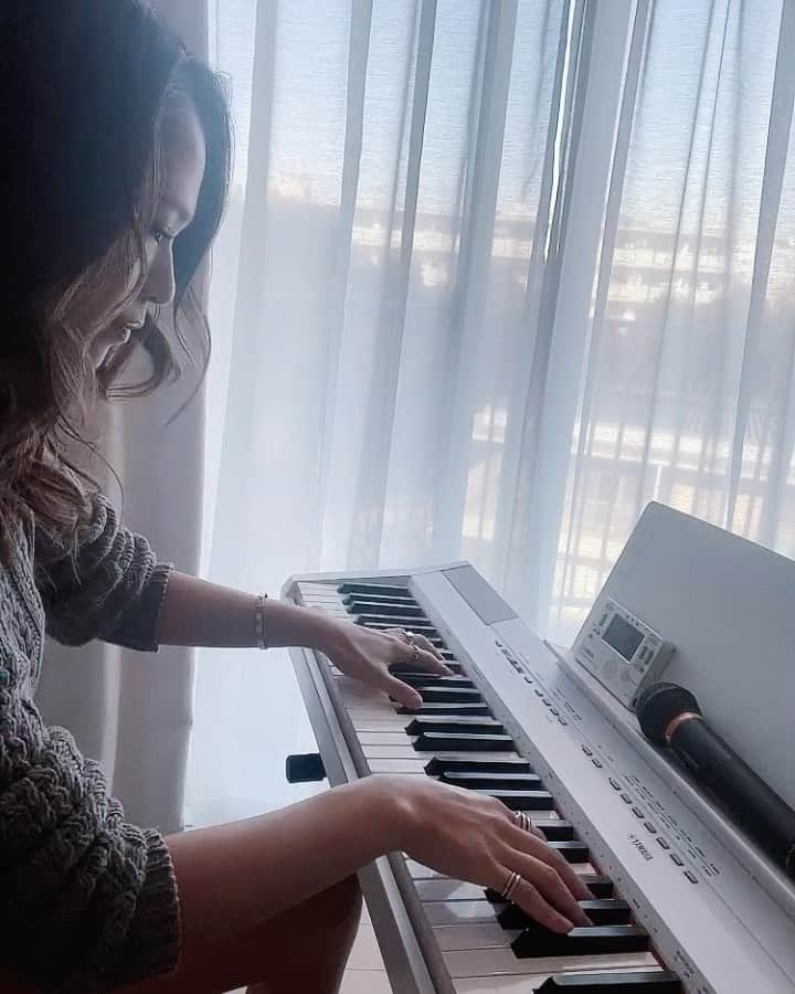 彩希エリナのインスタグラム：「2021年弾き始め🎹まずは大好きな姉ちゃんの曲から🎼さぁ、誰の何の曲でしょうかっ😙✌️ #piano #pianomusic #playpiano #japanesesong #ilovemusic #pianogirl #ピアノ #ピアノ動画 #新年 #弾き始め #ピアノ始め #歌謡曲 #jpop #弾いてみた #ヒントは奄美大島 #大好きな姉ちゃんの曲 #🎹」