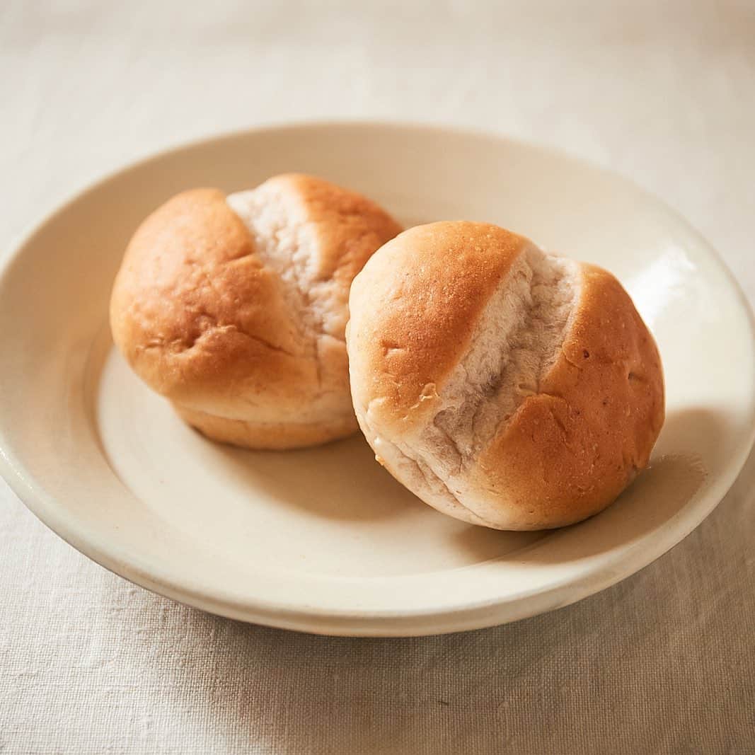 Hanako公式さんのインスタグラム写真 - (Hanako公式Instagram)「日本のパンをもっと美味しくする、くるみの魅力🍞🐿  ＼くるみってこんなにすごい／ 人間が生成できない植物性オメガ3脂肪酸のαーリノレン酸がナッツ類の中で唯一豊富に含まれていて、ひとつかみのくるみ（約28g）で成人1日分の目安が摂取できる言われています。そのほかにもタンパク質、食物繊維、ビタミンB1、ポリフェノール、マグネシウムなどのミネラルも含有。メタボリックシンドロームの予防、血液サラサラ効果、腸内環境や認知機能の改善にも効果があるとされています。  「くるみパン オブ・ザ・イヤー」とは？ カリフォルニア くるみ協会が開催する、その年一番人気のくるみパンを決めるコンテスト。自薦他薦問わずエントリーされた商品の中から得票数の高い20点が選ばれて決選投票に。そこでグランプリ、金賞、優秀賞、特別賞の5点が受賞します。くるみパン好きからたくさんの支持を集めたパンがこちら👇  🎖グランプリ（2枚目） 茨城県〈ばく to パン〉の「シナモンデニッシュ」。グループホームの利用者の自立を支援するために作られたベーカリー。発酵バターの香り、デニッシュとくるみの食感がコーヒーの良きお供に。少しトーストして、あら熱がとれた頃に食べるのがおすすめだそう。  🥇金賞（3枚目） 〈サイボク パン工房〉の「いちじくくるみの全粒ロール」。くるみに加え、ドライいちじく、全粒分小麦と栄養価の高い食材を盛り込んでいます。  🥈優秀賞（4,5枚目） 〈セブン＆アイグループ〉と〈武蔵野フーズ〉が共同開発した「セブンプレミアム 全粒粉入りくるみパン」。2020年10月に全粒粉入りとしてリニューアルし、香ばしさがアップしました。／〈ファミリーマート〉の「くるみ引き立つ優しい甘さ もちもちくるみパン」。発売以来、女性を中心に人気を集め、〈ファミリーマート〉のスタンダードになっています。  🥉特別賞「かしこいくるみパン賞」（6枚目） 一部の〈セブンイレブン〉で販売される〈タカキベーカリー〉の「石窯くるみパン」。石窯で焼き上げたパンの香ばしさを手軽に楽しめ、根強い人気があります。  【10周年の今年は鈴木保奈美アワードも登場🎊】 「気付いたらくるみパンをよく食べるようになっていた」と話す鈴木保奈美さんは、訪れるベーカリーにくるみパンがあれば必ずチェックするというほど。今回は30品以上を試食し、3つのパンに鈴木保奈美アワードを用意しました。（7枚目）鈴木さんが求めているのは、①くるみがゴロゴロたくさん入っている、②茶色っぽい生地の、③少しバターをのせるとおいしいパン。「一度にたくさん食べ比べられて楽しい経験でした！」という鈴木さん、まだ理想のくるみパンには出会えていないと言いますが、今回の30品は優劣がつけ難く、ベストを選ぶのが大変だったそう。  #Hanako #Hanako_magazine #パン屋さん巡り #パン好き #食パン #パン部 #クロワッサン #パンのおとも #パン屋さん #ベーカリー #パンのある暮らし #パン好きな人と繋がりたい #カリフォルニアくるみ #くるみパン #くるみ  #オメガ3脂肪酸 #ひとつかみ #オメガ3 #ポリフェノール #腸活 #血液サラサラ #脳活 #PR」1月3日 12時00分 - hanako_magazine