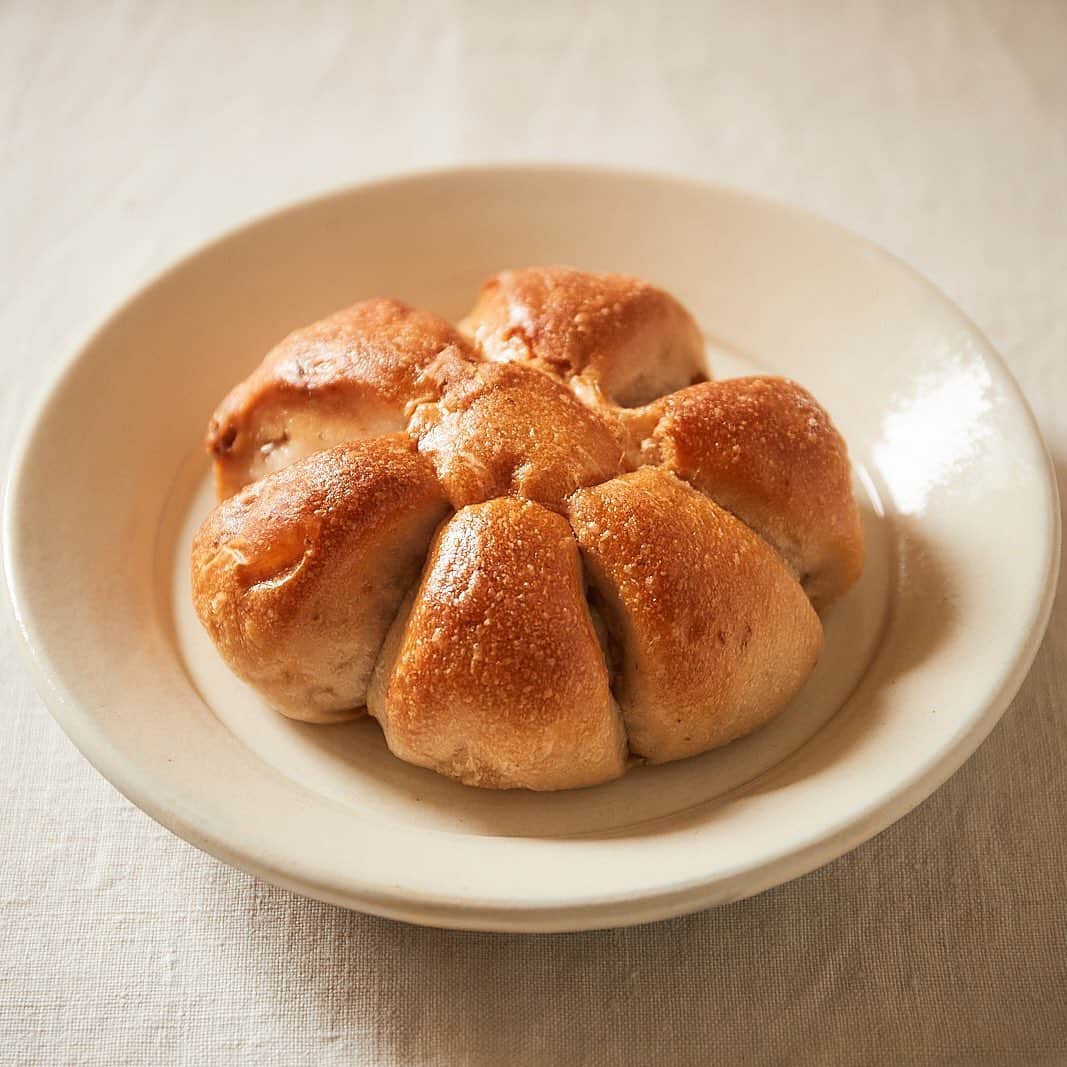 Hanako公式さんのインスタグラム写真 - (Hanako公式Instagram)「日本のパンをもっと美味しくする、くるみの魅力🍞🐿  ＼くるみってこんなにすごい／ 人間が生成できない植物性オメガ3脂肪酸のαーリノレン酸がナッツ類の中で唯一豊富に含まれていて、ひとつかみのくるみ（約28g）で成人1日分の目安が摂取できる言われています。そのほかにもタンパク質、食物繊維、ビタミンB1、ポリフェノール、マグネシウムなどのミネラルも含有。メタボリックシンドロームの予防、血液サラサラ効果、腸内環境や認知機能の改善にも効果があるとされています。  「くるみパン オブ・ザ・イヤー」とは？ カリフォルニア くるみ協会が開催する、その年一番人気のくるみパンを決めるコンテスト。自薦他薦問わずエントリーされた商品の中から得票数の高い20点が選ばれて決選投票に。そこでグランプリ、金賞、優秀賞、特別賞の5点が受賞します。くるみパン好きからたくさんの支持を集めたパンがこちら👇  🎖グランプリ（2枚目） 茨城県〈ばく to パン〉の「シナモンデニッシュ」。グループホームの利用者の自立を支援するために作られたベーカリー。発酵バターの香り、デニッシュとくるみの食感がコーヒーの良きお供に。少しトーストして、あら熱がとれた頃に食べるのがおすすめだそう。  🥇金賞（3枚目） 〈サイボク パン工房〉の「いちじくくるみの全粒ロール」。くるみに加え、ドライいちじく、全粒分小麦と栄養価の高い食材を盛り込んでいます。  🥈優秀賞（4,5枚目） 〈セブン＆アイグループ〉と〈武蔵野フーズ〉が共同開発した「セブンプレミアム 全粒粉入りくるみパン」。2020年10月に全粒粉入りとしてリニューアルし、香ばしさがアップしました。／〈ファミリーマート〉の「くるみ引き立つ優しい甘さ もちもちくるみパン」。発売以来、女性を中心に人気を集め、〈ファミリーマート〉のスタンダードになっています。  🥉特別賞「かしこいくるみパン賞」（6枚目） 一部の〈セブンイレブン〉で販売される〈タカキベーカリー〉の「石窯くるみパン」。石窯で焼き上げたパンの香ばしさを手軽に楽しめ、根強い人気があります。  【10周年の今年は鈴木保奈美アワードも登場🎊】 「気付いたらくるみパンをよく食べるようになっていた」と話す鈴木保奈美さんは、訪れるベーカリーにくるみパンがあれば必ずチェックするというほど。今回は30品以上を試食し、3つのパンに鈴木保奈美アワードを用意しました。（7枚目）鈴木さんが求めているのは、①くるみがゴロゴロたくさん入っている、②茶色っぽい生地の、③少しバターをのせるとおいしいパン。「一度にたくさん食べ比べられて楽しい経験でした！」という鈴木さん、まだ理想のくるみパンには出会えていないと言いますが、今回の30品は優劣がつけ難く、ベストを選ぶのが大変だったそう。  #Hanako #Hanako_magazine #パン屋さん巡り #パン好き #食パン #パン部 #クロワッサン #パンのおとも #パン屋さん #ベーカリー #パンのある暮らし #パン好きな人と繋がりたい #カリフォルニアくるみ #くるみパン #くるみ  #オメガ3脂肪酸 #ひとつかみ #オメガ3 #ポリフェノール #腸活 #血液サラサラ #脳活 #PR」1月3日 12時00分 - hanako_magazine