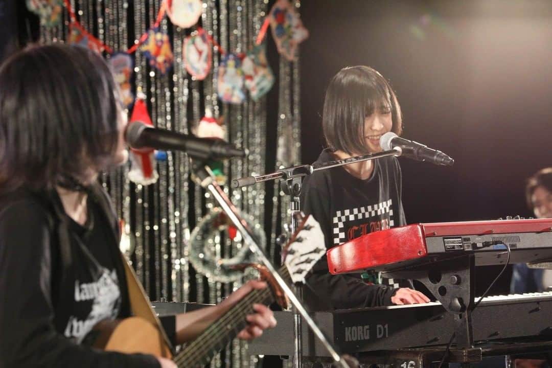 テレビ東京「青春高校３年C組」のインスタグラム：「🌏年末に開催された 青春高校3年C組オンラインLIVE  presented by OPEN HOUSE 涌嶋ラストLIVE このメンバーでの演奏は最後😭 オリジナル曲も歌ってます🎤 是非ご覧ください🎼 アーカイブは青春高校３年Ｃ組の HPから購入できます🎫  #openhouse　 #地球の音 #青春高校３年Ｃ組」