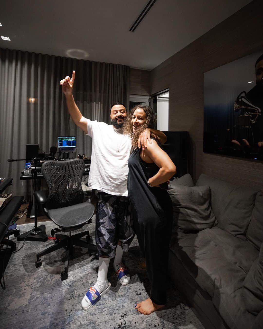 DJキャレドさんのインスタグラム写真 - (DJキャレドInstagram)「The Queen 👸🏽 walk in the studio and said what’s that I’m hearing 🎶  I said honey ANOTHER ONES ! @wethebestmusic  positive vibes only   KHALED KHALED 🌞🤲🏽」1月3日 12時01分 - djkhaled