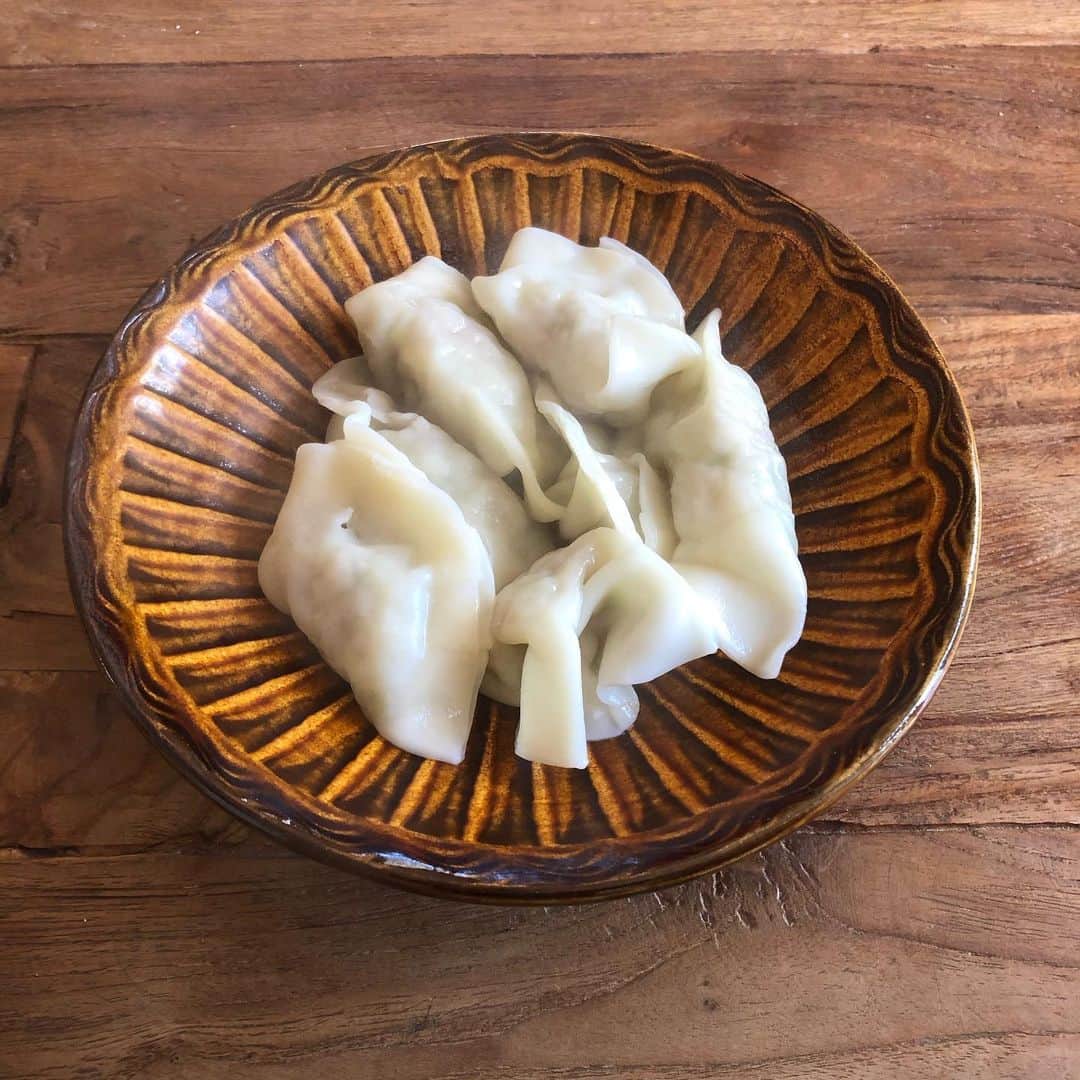 のインスタグラム：「あけましておめでとうございます◎  去年は本当に大変な年で、まだまだ大変なことは続きそうですが、そんな中教室に通っていただき本当にありがとうございました。 オンライン教室もみなさん遠くからありがとうございます。今まで繋がれていなかった方々とお話したり一緒に料理ができて、とても嬉しく思っています。 今年もオンライン教室は引き続き行っていきますので、どうぞ宜しくお願い致します☺️ 今月のお知らせはまた改めて。。  今年もみなさんの日々のごはんのお手伝いができますように。  今年はおせち作るぞ。。 お正月餃子を30個くらい食べました🥟」