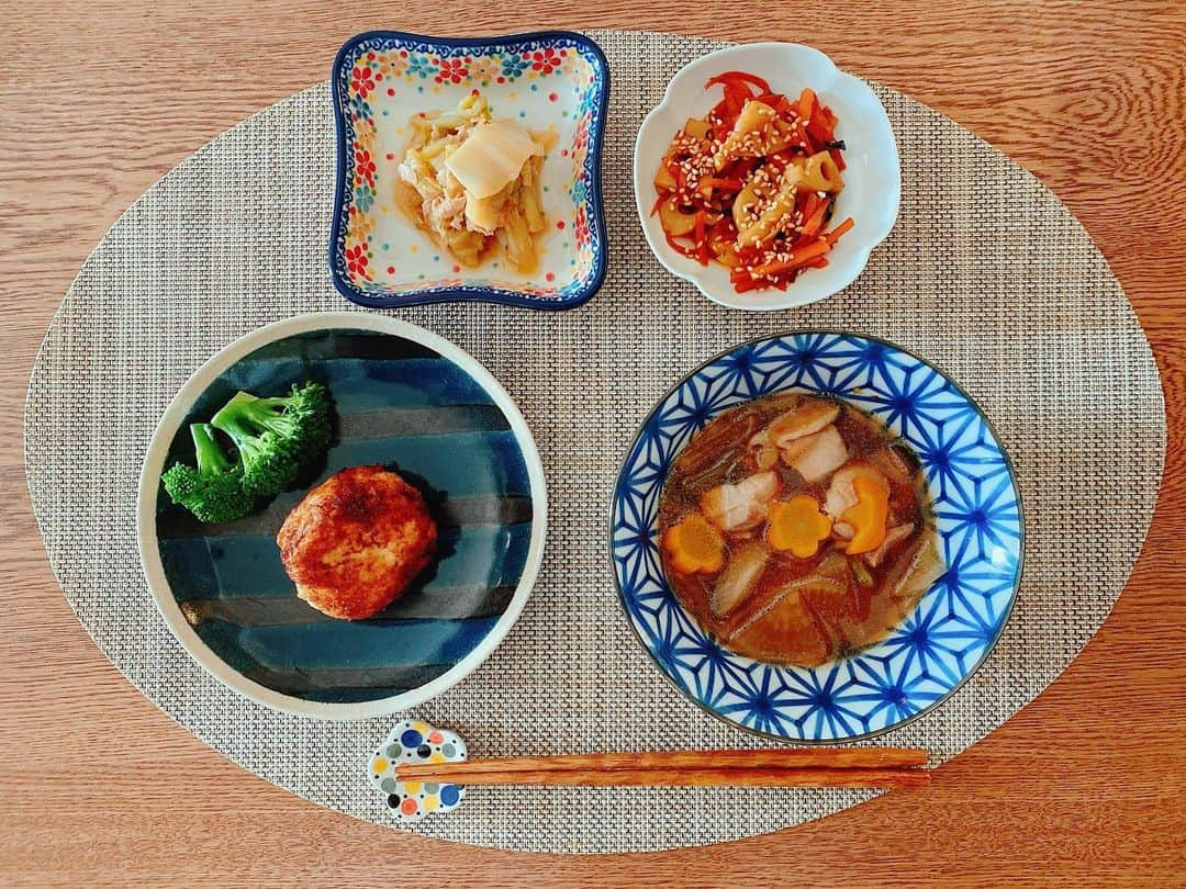 林田岬優さんのインスタグラム写真 - (林田岬優Instagram)「お雑煮に合う料理を作ってみました。 きんぴられんこん えびのクリームコロッケ 白菜とツナの煮あえ コロッケは薄力粉の代わりに米粉を使ってみましたが、大差なく美味しかったです😊形はイビツですが😂えびのぷりぷり感がたまらなくて、手間はかかるけどまた作りたい。きんぴらのお砂糖は代わりにメープルシロップを使いました！深みが出て美味しかったです。  時間があるときに料理をするのっていい時間‼︎🤟🏻」1月3日 12時04分 - miyu_hayashida