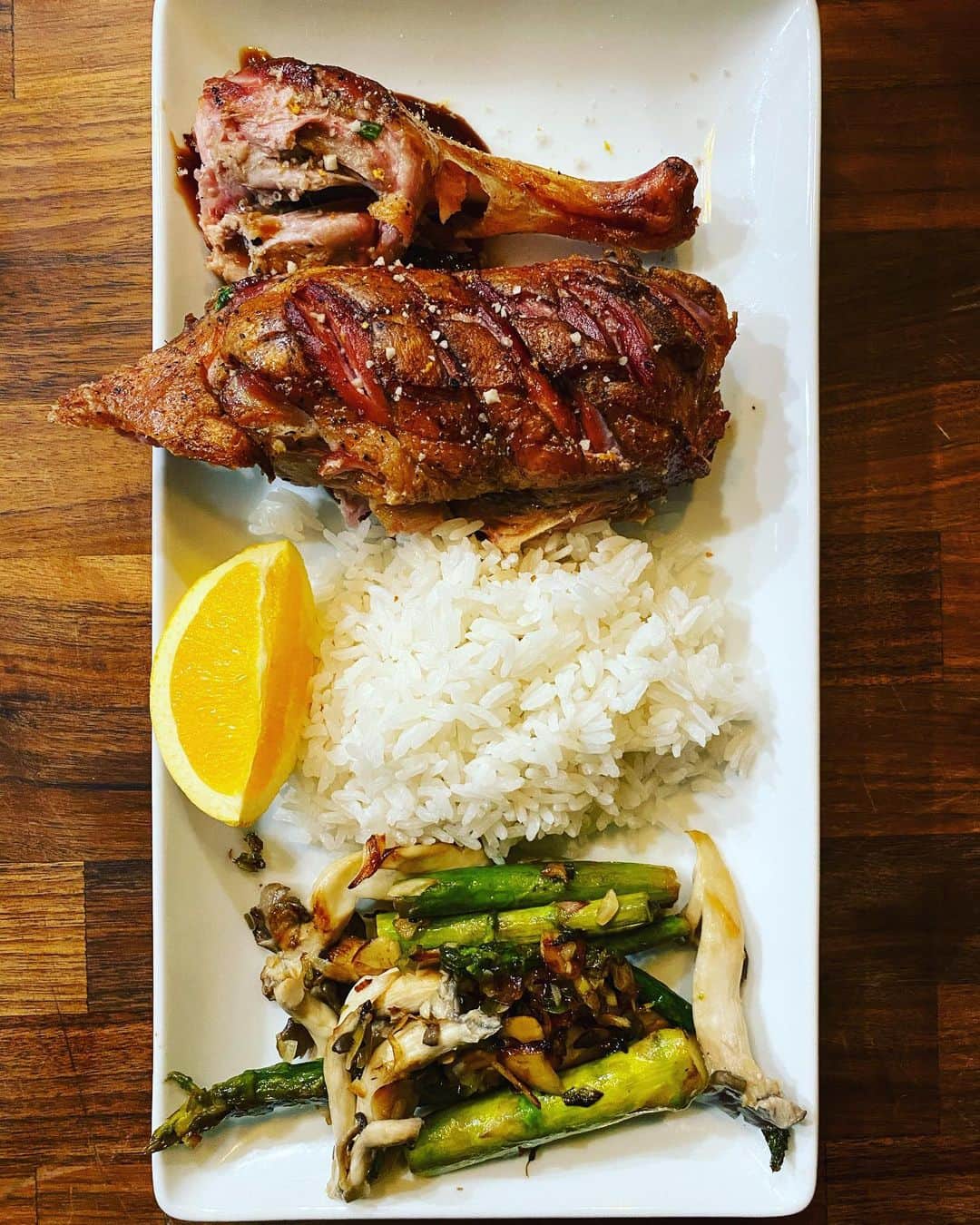 ケリスのインスタグラム：「Crispy Peking duck , coconut lemon grass rice , oyster mushrooms and asparagus. Tequila and soy , orange habanero smoked salt. Go to bountyandfull.com #pekingduck #food #eatclean #farmtotable #blackfarmers #cheflife #yum #familydinner #recipes #livewell」