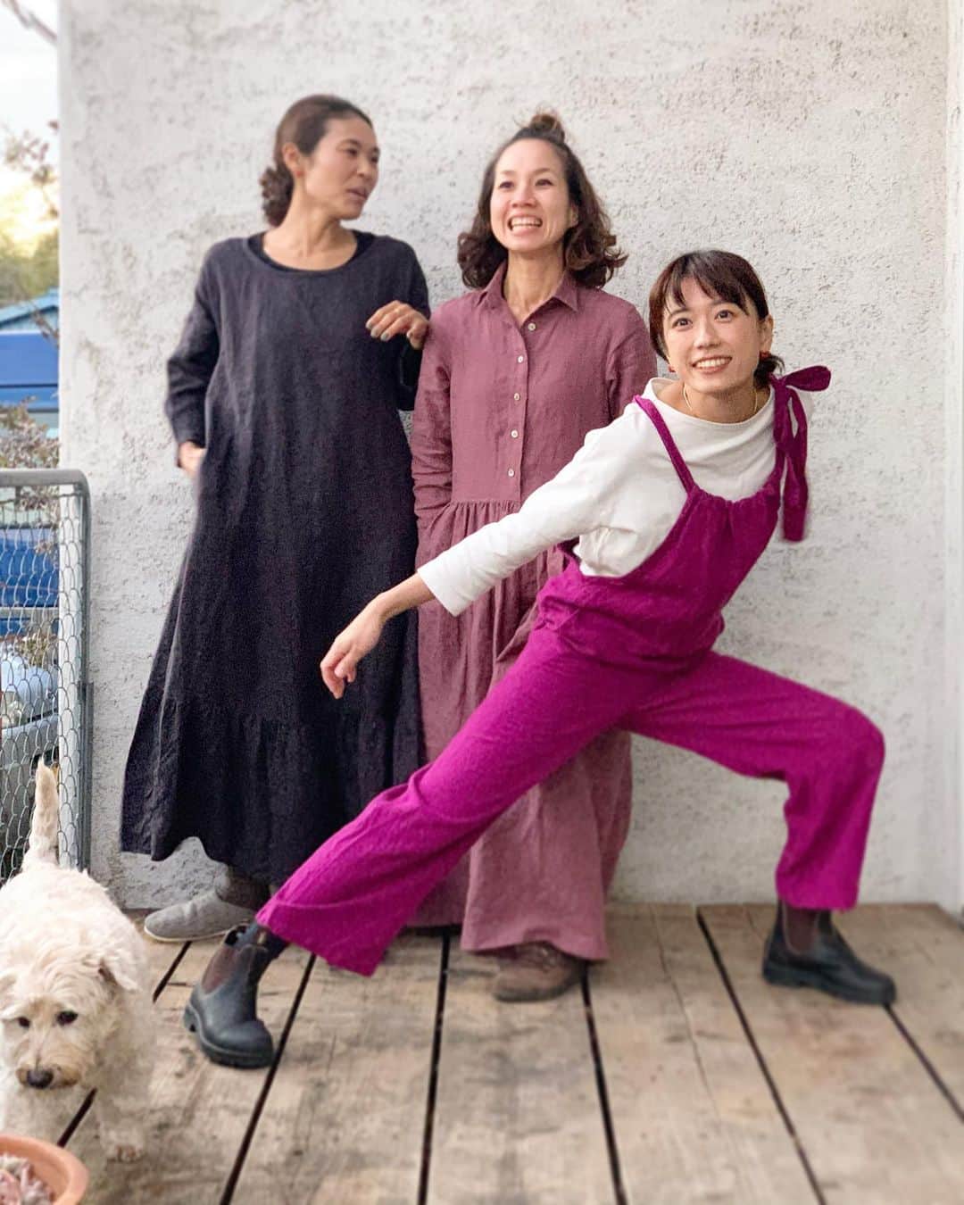 甲斐麻美さんのインスタグラム写真 - (甲斐麻美Instagram)「年明けから大笑い😆😆😆  「次これ着てみーや」 「めっちゃ似合うやーん！」 「やっぱり撫で肩は何でも似合うなぁ」 「イカリガタの時代だよ☹️」←  なんて会話をしつつ 女子達の試着タイムは大笑い🤣  素敵すぎる！お花屋さん @soranohako のアキちゃんと もはや家族の← @rough_work_store みずほちゃん  親友同士のふたりに混じって 張り切ってワイワイするわたし←😆  大好きな人達と 一緒に笑い合えるお正月だなんて 本当に幸せだ🥰  ペヤングがチラチラ入り込んでくんの（笑）まじ愛しい…  #いぬとわたし #犬のいる暮らし #犬との暮らし #リネン #リネンワンピース #リネンサロペット #キャッツアイ #linen #好きなものに囲まれた暮らし」1月3日 12時09分 - kaico_asami