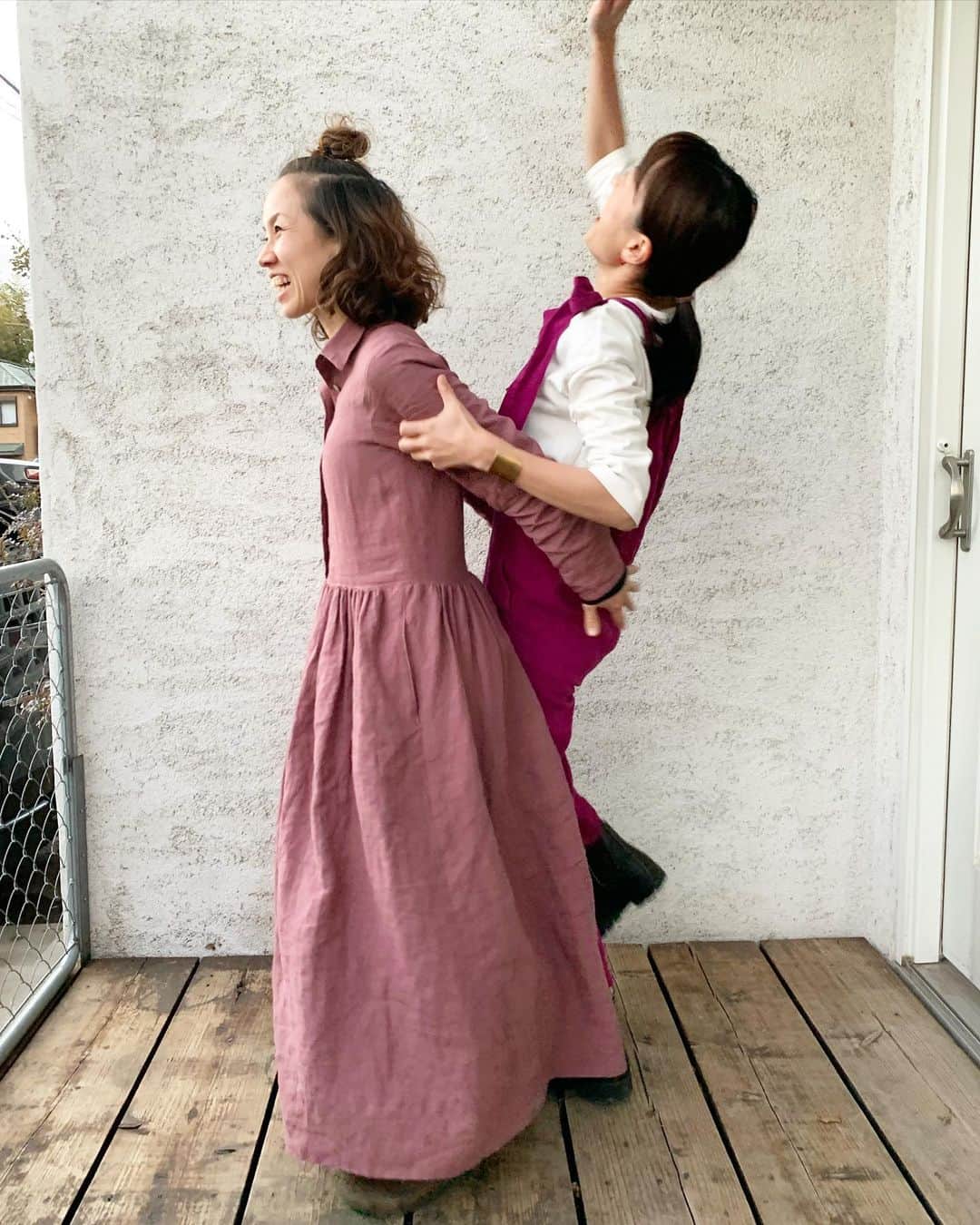 甲斐麻美さんのインスタグラム写真 - (甲斐麻美Instagram)「年明けから大笑い😆😆😆  「次これ着てみーや」 「めっちゃ似合うやーん！」 「やっぱり撫で肩は何でも似合うなぁ」 「イカリガタの時代だよ☹️」←  なんて会話をしつつ 女子達の試着タイムは大笑い🤣  素敵すぎる！お花屋さん @soranohako のアキちゃんと もはや家族の← @rough_work_store みずほちゃん  親友同士のふたりに混じって 張り切ってワイワイするわたし←😆  大好きな人達と 一緒に笑い合えるお正月だなんて 本当に幸せだ🥰  ペヤングがチラチラ入り込んでくんの（笑）まじ愛しい…  #いぬとわたし #犬のいる暮らし #犬との暮らし #リネン #リネンワンピース #リネンサロペット #キャッツアイ #linen #好きなものに囲まれた暮らし」1月3日 12時09分 - kaico_asami