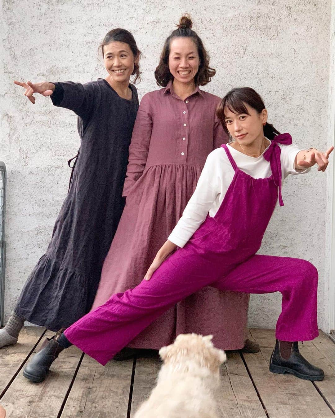 のインスタグラム：「年明けから大笑い😆😆😆  「次これ着てみーや」 「めっちゃ似合うやーん！」 「やっぱり撫で肩は何でも似合うなぁ」 「イカリガタの時代だよ☹️」←  なんて会話をしつつ 女子達の試着タイムは大笑い🤣  素敵すぎる！お花屋さん @soranohako のアキちゃんと もはや家族の← @rough_work_store みずほちゃん  親友同士のふたりに混じって 張り切ってワイワイするわたし←😆  大好きな人達と 一緒に笑い合えるお正月だなんて 本当に幸せだ🥰  ペヤングがチラチラ入り込んでくんの（笑）まじ愛しい…  #いぬとわたし #犬のいる暮らし #犬との暮らし #リネン #リネンワンピース #リネンサロペット #キャッツアイ #linen #好きなものに囲まれた暮らし」