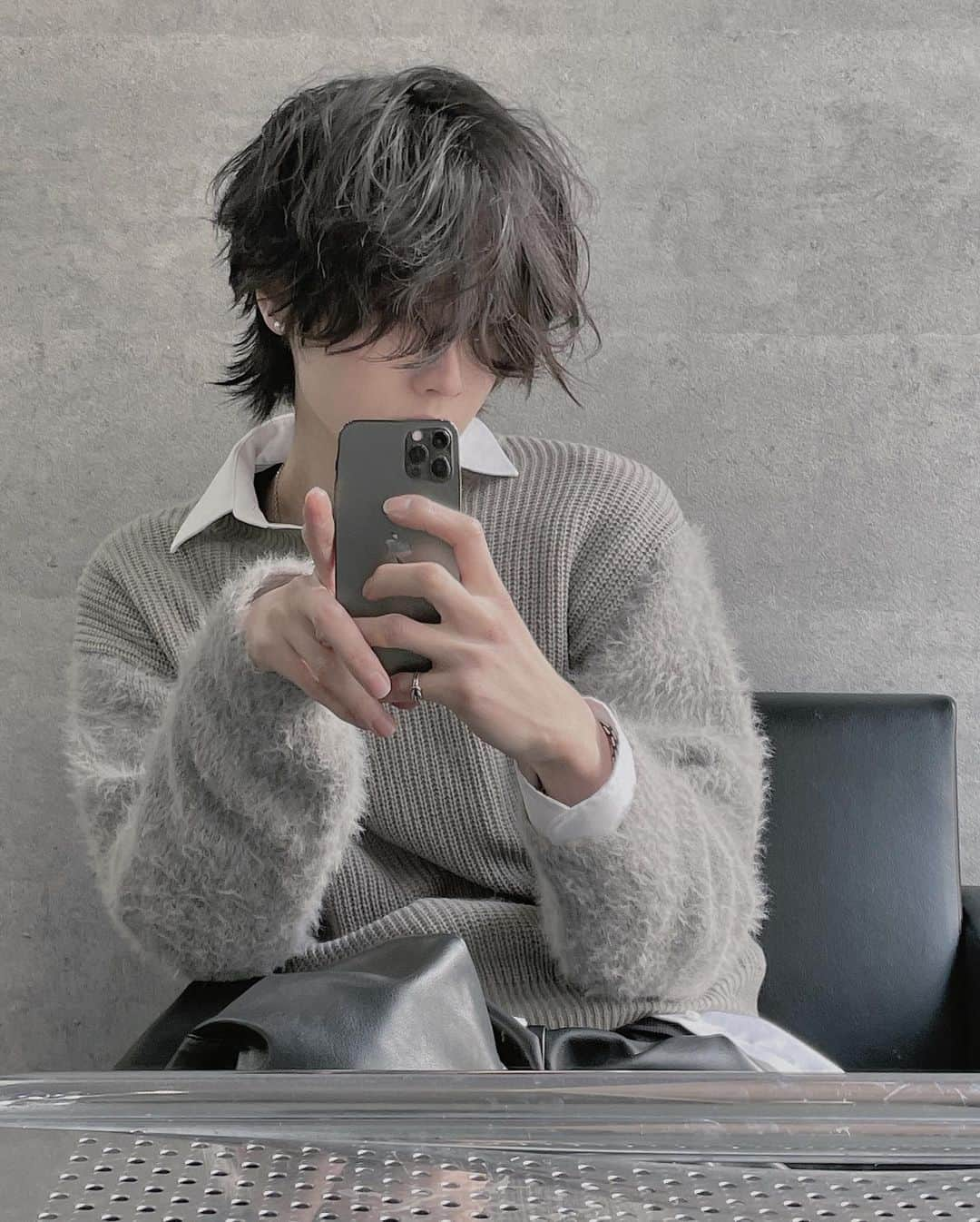 齋藤正太さんのインスタグラム写真 - (齋藤正太Instagram)「Permanent hair  今年のトレンド フワフワな質感×前下がりウルフ  成人式にもエモく参加したい方向けの スタイル　  保存して担当の美容師さんに 見せてあげて下さい！  what do you think？？  1or2--？？  im glad if you share!  #メンズファッション #イケメン #美容師  #メンズヘア #美容院#黒執事#パーマ#ulzzangboy #ハイトーンカラー#呪術廻戦 #マッシュ#ウルフ#マッシュウルフ#コンマヘア#センターパート#メンズセット#ulzzang#髪型#メンズパーマ #アニメ好きな人と繋がりたい#メンズファッション #お洒落さんと繋がりたい #韓国ヘア#ツイストパーマ #ツイストスパイラル#刈り上げマッシュ#前下がり#前下がりショート#anime」1月3日 12時10分 - signal8756