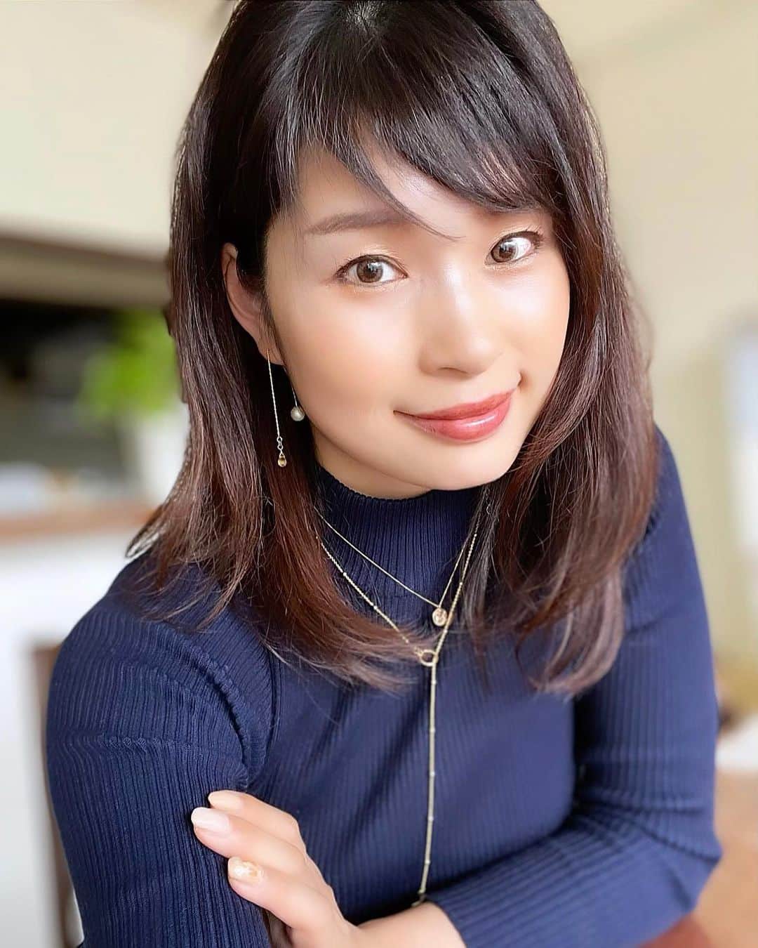 三佐和あやのインスタグラム：「明けましておめでとうございます⛩ 初詣は屋台でないらしいから 行かない選択😅おうちでのんびりしています。通販でもしてようかな✨ 骨盤矯正のストレッチはじめたら 脚が痛いの治りました☺️ YouTubeって便利だな✨あさってに整体も予約したよ。じぶんがすきな体でいるために産後の体型戻しがんばる💪  @eclisia_official さんのピアスかわいいでしょ𓍯 去年めっちゃ、アクセサリー買ったなぁ〜😍  #アクセサリー #アクセ #ピアス #ピアス女子 #ハンドメイド #ハンドメイドアクセサリー #ハンドメイド好きさんと繋がりたい #カラコン #ナチュラルカラコン #カラコンレポ #カラコン着画 #盛れた #盛れる #自撮り女子 #大人可愛い #ママ #ママファッション #ファッション #お洒落 #fashion #大人女子 #アラサー #アラフォー #3児ママ #神戸 #hair #model #ミディアムボブ」