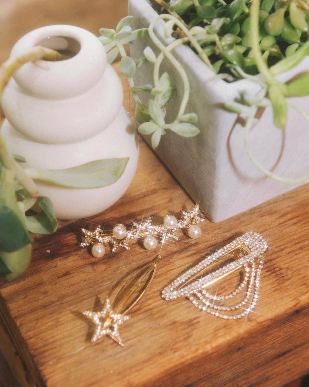 Macy'sのインスタグラム：「Let your accessories do the talking… they’ll say just as much as bangs.」