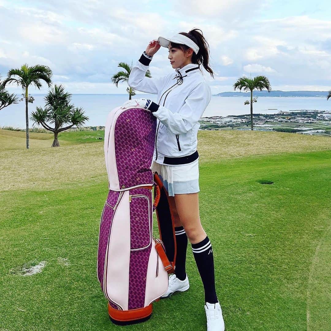 唯可（yuika）さんのインスタグラム写真 - (唯可（yuika）Instagram)「あけましておめでとうございます⛩ ２０２１年もよろしくお願いします🤎 年初め1発目のゴルフはあと少しでベスト出るところだったけど出なかったよ✌️ . キャディバックは　@resurrection_tokyo 🥺💓 ここのゴルフグッズおしゃれでほんと褒められる率高い✨😽 DMでもみんなお揃いにしたいって言ってくれて嬉しい💓 また今年もENJOY GOLFしようっと✊ . . . #resurrection#resurrection_tokyo#golf#golfbag#レザレクション#ゴルフバック#キャディバック#ゴルフ女子#あけましておめでとうございます#ゴルフ初心者」1月3日 12時22分 - yu.i.k.a
