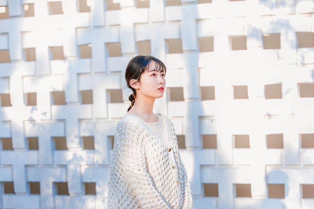 白井真緒のインスタグラム：「white...♡﻿ ﻿ ﻿ ﻿@lapis_0828  #作品撮り #作撮り #横顔 #透明感 #fashion #rienda #ホワイトコーデ #オールホワイト #white #codenate #photo #色白女子 #2021 #winter #winterfashion #冬コーデ #冬服コーデ #ふわふわ系女子 #白コーデ」