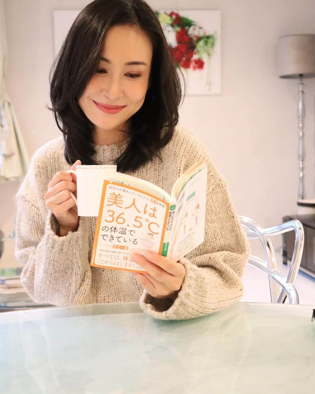 笹倉麻耶さんのインスタグラム写真 - (笹倉麻耶Instagram)「のんびりしたお正月を過ごしてます🎍 😊  いつもはなかなか時間がなくて 本が読めないのだけど（言い訳？） のんびりできるこの時期 気になっていた本を読んだよ☺️ ・ ・ マツコ会議でスーパーダイエットを 成功させたジャングルGYMから出た書籍で  『美人は36.5℃の体温でできている』 という本です。 ・ ・ ・ 体温が高いと免疫が上がり 感染症やガンまでも罹りにくくなるので、 日頃から体温上げることを意識しているんだ。 ・ ・ 美容面でも、やっぱり体温が低いと よくない影響があるみたい😨 冬こそしっかり温めなきゃだね。 ・ ・ 本には、体温が低いと、 どういう影響があるのか解説があったり、 体温を上げるためにすべきことなどが 分かりやすく書かれています。 ・ ・ とても読みやすいから あっという間に読めちゃうよ☺️ 体温上げて免疫も美も底上げしよー♡ ・ ・ #ジャングルGYM  #ジャングルGYMメソッド #pr #デトックス　#インナービューティー　#ファスティング #腸活 #美容#免疫力#コロナ対策　#温活　#マツコ会議　#体温　#美魔女　#美人 #アラフォー #アラフォーママ」1月3日 12時18分 - nicomaya2525