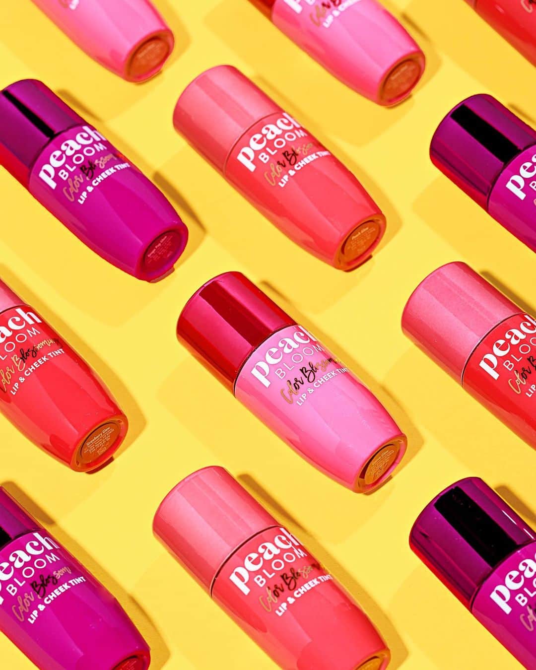 Too Facedのインスタグラム：「We’re BLUSHING! 😍🥰 Get a fresh glow with this color adapting, easy to blend Peach Bloom Lip & Cheek Tint!! #toofaced」