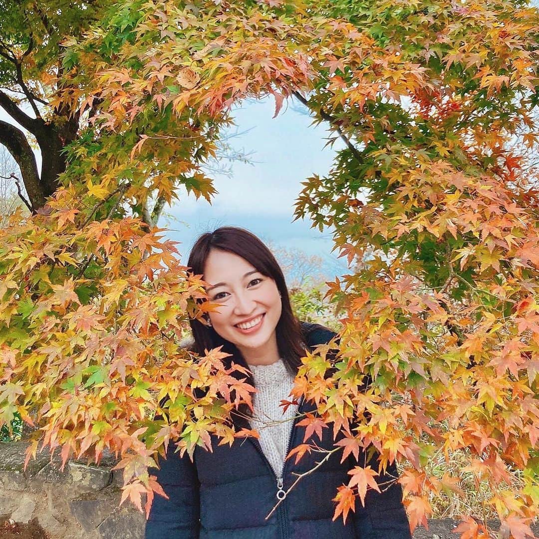 のインスタグラム：「*﻿ 遅ればせながら新年明けましておめでとうございます⛩﻿ 本年もどうぞよろしくお願いします🎍✨﻿ ﻿ 写真は秋頃高尾山に登った時のもの⛰﻿ ﻿ ﻿ 昨年の振り返りと今年の抱負✍️﻿ ※自分の整理のために長いかつプライベートな内容まで事細かく書いているので、みなさんぜひスキップしてください🐖💨笑﻿ ﻿ ﻿ ◽️ふりかえり﻿ いま思うと一昨年2019年の私は仕事の忙しさを言い訳にプライベートと向き合わずモヤモヤを抱えながらも、周りの状況やタイミングのせいにして、自分の意思で行動を起こそうとはしませんでした。主体的に問題と向き合うには勇気と体力が必要なことが分かっていたので後回しに。それを昨年2020年にどうに向き合うために「変化を恐れず勇気ある決断で未来を切り拓く」という武士のようなテーマを掲げ（笑）行動にうつしました。上半期に早速大きな決断を3つ行い、2回の引っ越しもしてバタバタな始まり。体力とお金のかかる決断でしたが、未来への投資だからプラスになるはずだと言い聞かせ躊躇なくいきました！（笑）周りの友達には突然の大胆過ぎる行動力に驚かれてとにかく心配もされましたが、主体的に行動にうつした私をみて、みんなが応援してくれました。友達の支えは本当に大きくてやっぱり持つべきものは友だなと周りの人に恵まれていると改めて気付かされました。今まで抱えてきたものを沢山失ったのですが、その分新たな出会いや一生大事にしたいものも沢山見つかった一年になりました。﻿ ﻿ 一方お仕事は、IT企業の広報として正社員勤務し、副業でヘッドスパを週1〜2で行っていました。年始にはヘッドスパの指名数が1位になり出勤日はほぼ全て指名で埋まるという順調な滑り出しだったんですが…そんななか新型コロナに。サロンは休業要請でお休みになり、今後の見通しもつかないことからオーナーの判断でたたまれることに。色々な接客関連の人が仕事や職を失うなか、私は本業の広報のお仕事があったので、このウイルスをきっかけに自身が広報をする「週末モデル」などの副業支援サービスの意義を良くも悪くも痛感しました。それは世の中の流れもそうで、これまで以上にリスクヘッジとして複数の収入源を持とうとする風潮が高まりました。そのお陰もあり、週末モデルはテレビや新聞やYahoo!ニュースなど大きなメディアでもたくさん取り上げていただけた一年となりました。緊急事態宣言の春頃には週末モデルのスタジオ撮影が全てストップしサービスの売上も危機的状況でしたが、新プランであるフルリモートで撮影が完結する「リモフォト」のリリースにより売上が結果として大きく伸びました。ピンチをチャンスに。状況に応じていかに変化し順応できるかがこの時代を生き抜いていくコツなんだと再実感。その姿を見ていて、私自身も夏頃に新たな副業の開始を決意。﻿ ﻿ セラピストの副業を別のサロンで再開するか、自分で開業するかなどあらゆる選択肢のなかで悩んだ末に、新型コロナが落ち着くまでは接客業ではなくせっかくなら他のことに時間を使おうと考えました。女性向けサプリメントのD2Cで急成長している会社で、興味がある分野なことはもちろん、以前から学んでみたいと思っていた経理や労務などの事務周りの副業をさせていただくことに。また、2021年からはさらに税理士事務所でも副業で採用関連のお手伝いをさせていただくことになりました。ある意味新型コロナの影響がなければ、副業することのなかった二社での貴重なお仕事の経験です。﻿ ﻿ とはいえ、セラピストのお仕事は必ずどこかでまた再開したいと思っています。一度サロン勤務の経験ができたことで、集客方法、勤務形態の種類、そのうえでの考えるべきリスクなどある程度想定できているので、あとは時期次第だなと思っています。﻿ ﻿ プライベートとお仕事の両方を通して昨年感じたことは、人が抱えられるものには限度があるので、変化を起こしたり新たなものを手にしたい場合は、今持っているものを手放すことも大切だということ。私の場合プライベートに関しては自ら手放したことで、より自分らしく自分に合った言い訳のない主体的な未来を切り拓くことができました。お仕事に関しては予期せず手放すことにはなりましたが、その結果手放せなければ機会のやかった新たな学びも多く、意味のある時間になりました。﻿ ﻿ ﻿ ﻿ ◽️抱負﻿ まずは、趣味としてマッサージの活動を再開し感覚を思い出しながらトレーニングしていきたいと思っています。そして、プライベートでも色々と変化が起きる一年になりそうなので、これまで良くも悪くもノリで乗り切ってきていた部分を（笑）見直したいです。例えば貯蓄とか資産運用とか、将来を見据えて損している部分をなるべくなくせるようにそのあたり学びたいです。あと、周りへの感謝とかの気持ちを言葉だけでなくより丁寧に伝えていけるような品のある大人な女性になりたいです。﻿ 早速昨日可愛い便箋をゲットしました💌﻿ ﻿あと#シモダイエット が目標の-5kgまで約1kgほどなので春までには達成したいです🐖💨笑 ﻿ ﻿  #2020振り返り  #2021の抱負」