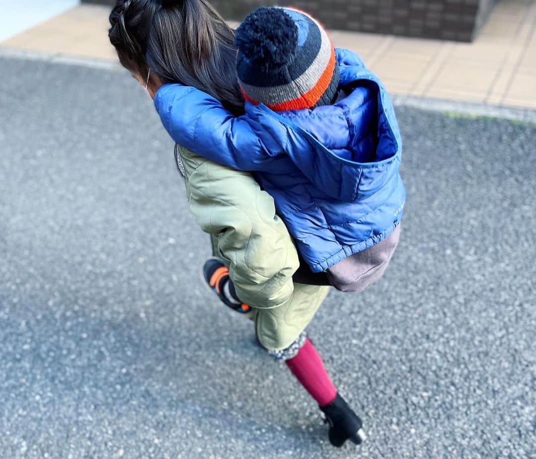 のインスタグラム：「弟をおんぶするのが好きな娘。  お姉ちゃんにおんぶされるのが好きな息子。  今年も、これからも仲良しでいてほしいな☺︎☺︎  #姉弟 #2021」