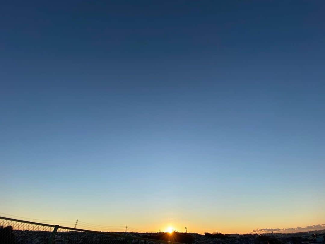 角田梨沙のインスタグラム：「今年の初日の出はとても綺麗に見えました！空気も澄んでて快晴で、最高の初日の出日和でしたね😊 #初日の出 #昨年のリベンジ #快晴 #おすそわけ #いいことありますように」
