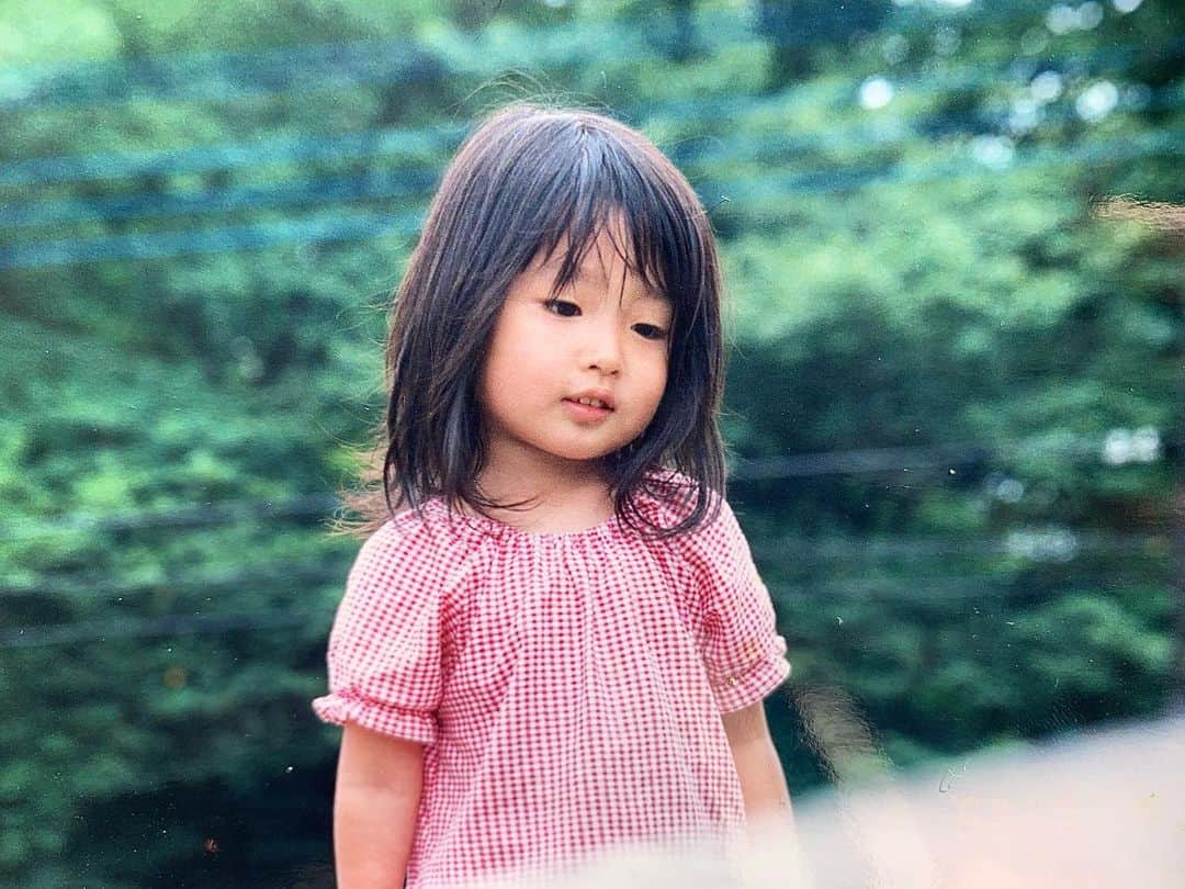 のインスタグラム：「実家に帰ると出てくる昔の写真 #幼少期#実家#新年」