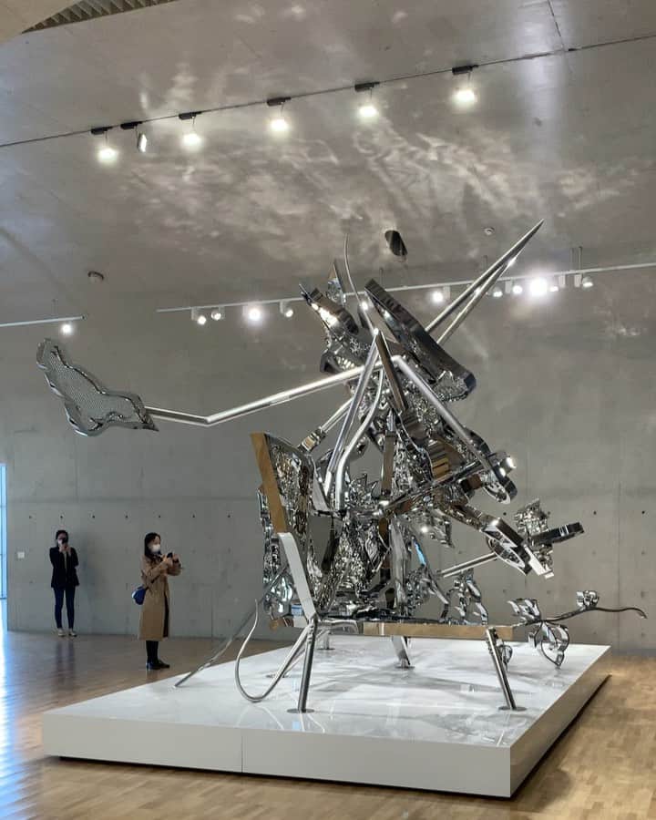 松山智一のインスタグラム：「“Nirvana Tropicana “ , 2020. the nearly 8-metres wide stainless steel sculpture, consists of abstract forms , multifaceted nature patterns and fragmented body parts , represent a lying figure, a state of Nirvana.  2021, is a year to rebuild.  I’m ready if you are 💪🏻✊🏻🤛🏻 #welcome2021」