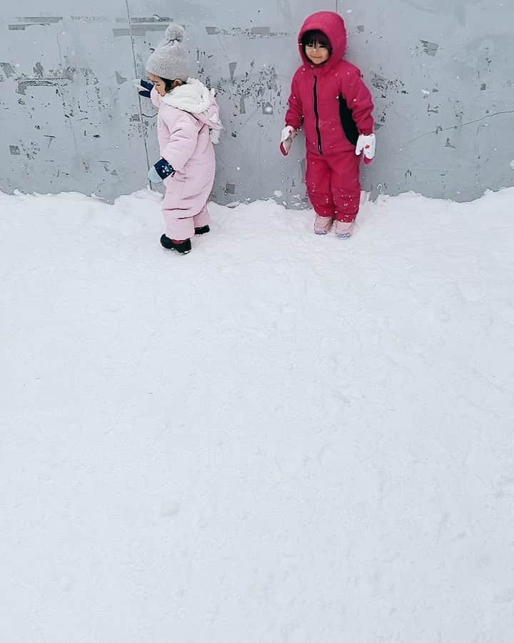 のインスタグラム：「. . ニナ2歳 はじめての雪遊び☃️ . 前日に決まって急遽かき集めた格好ですが🥲 思いの外楽しんでいて、頑張って行って良かった❤️ エナはおうちでお留守番でした👶🏼 おばぁちゃん子守してくれてありがとう🙏🏻🍼」