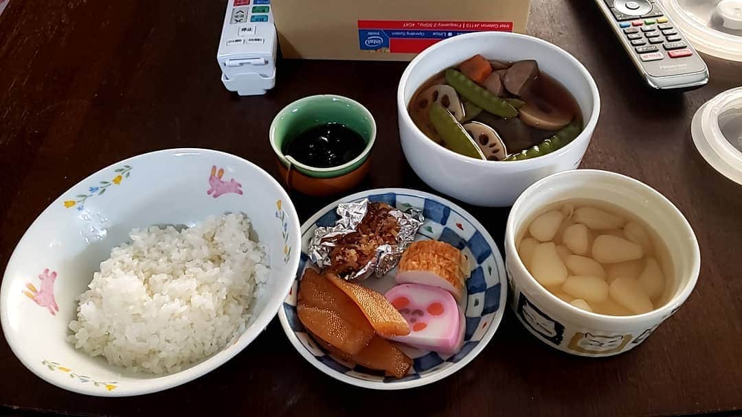 桂七福さんのインスタグラム写真 - (桂七福Instagram)「家族みんなはいろいろと用事があるみたいで、私だけの自宅での昼ご飯。 おせち料理は、これで終わる♪ らっきょう漬けは、コンビニで買ったもの。 白ご飯は電子レンジで５分の。 （桂七福）」1月3日 13時06分 - shichifuku.katsura