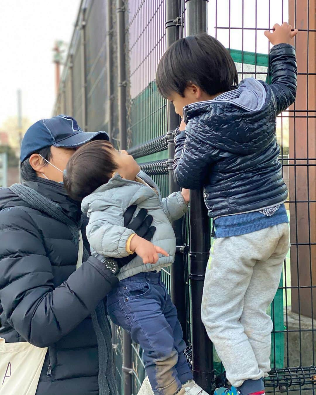 蒲生麻由さんのインスタグラム写真 - (蒲生麻由Instagram)「あけましておめでとうございます🎍⛩🌅  今年もよろしくお願いします🍀  お正月も変わらず 日々公園遊び😅  家族みんなが健康で、笑顔に溢れ、 子供達がのびのびと育ってくれたら それだけで幸せだと思える。  今年もこの笑顔を守る為に、 母ちゃんは頑張ります❣️  #2021年 #謹賀新年 #家族との時間  #familytime #お正月 #笑顔に溢れる一年になりますように #mamalife #男の子ママ  #初めての凧揚げ #おせち #パパが頼んでくれてた」1月3日 12時59分 - mayugamo_lamana